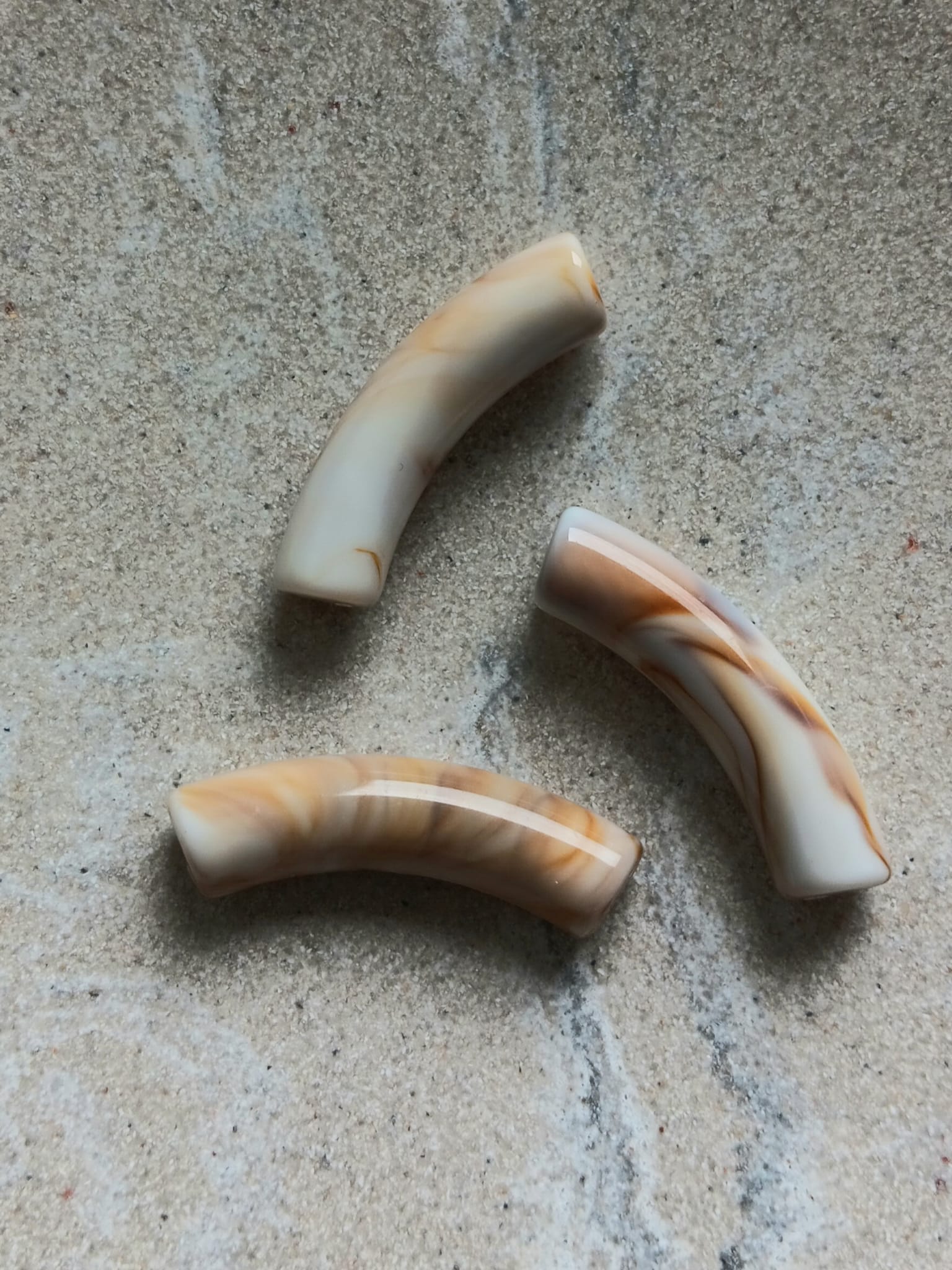 perlesetcreationbijoux-perle-tube-incurve-marbre-beige