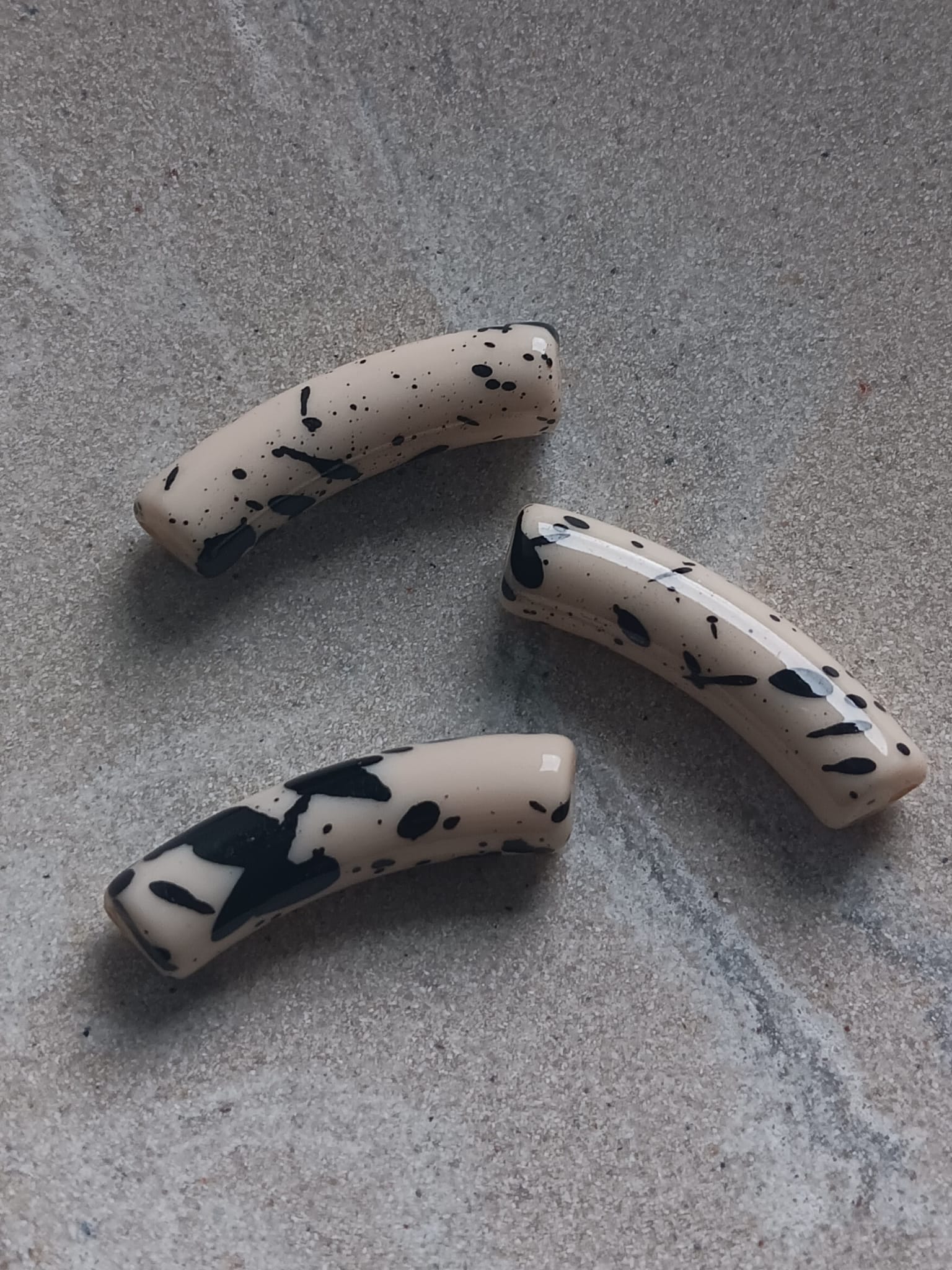 perlesetcreationbijoux-perle-tube-acrylique-beige-tachete-noir-32x10mm
