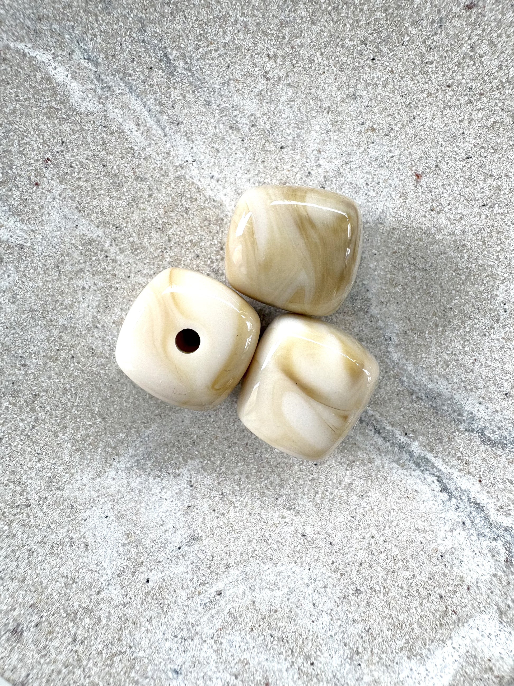 perlesetcreationbijoux - perles carrées marbrées en acrylique de 17 mm de différentes beige