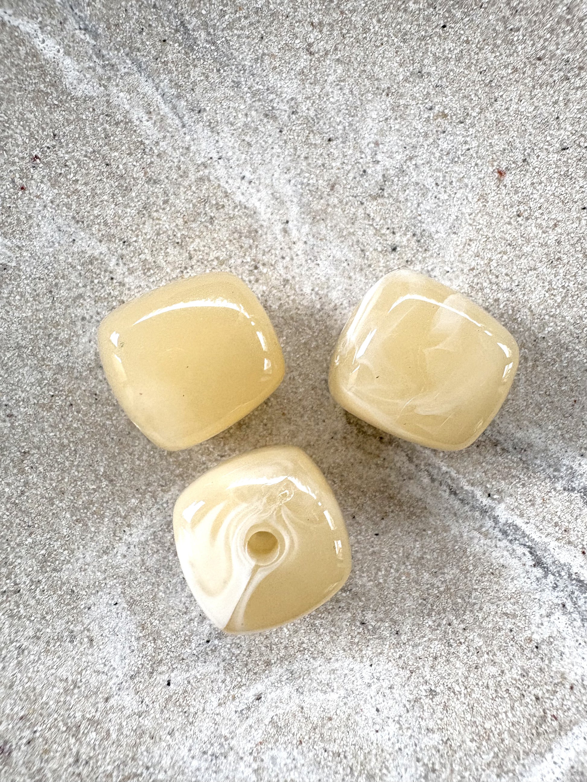 perlesetcreationbijoux - perles carrées marbrées en acrylique de 17 mm de différentes beige