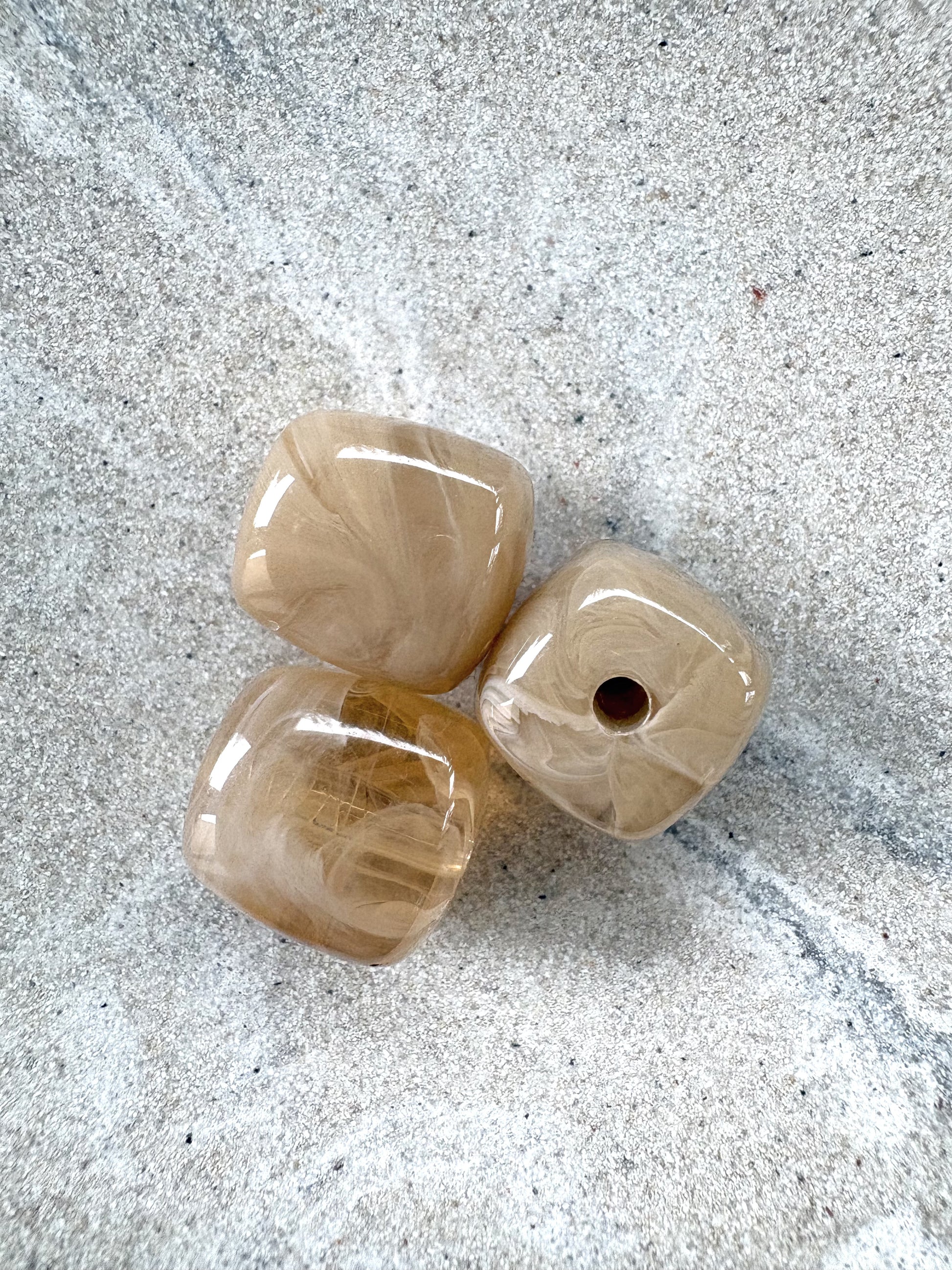 perlesetcreationbijoux - perles carrées marbrées en acrylique de 17 mm de différentes taupe