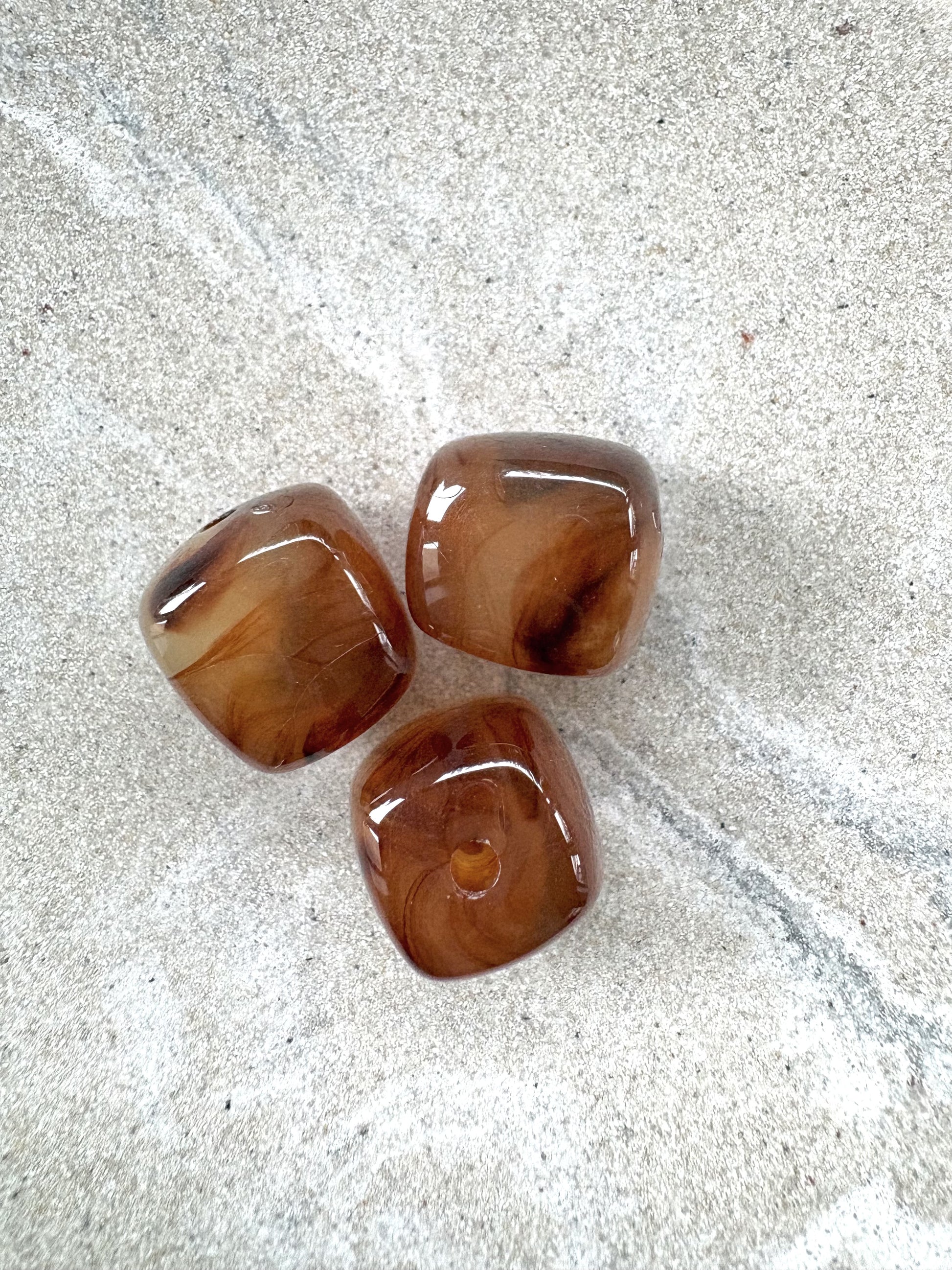 perlesetcreationbijoux - perles carrées marbrées en acrylique de 17 mm de différentes marron