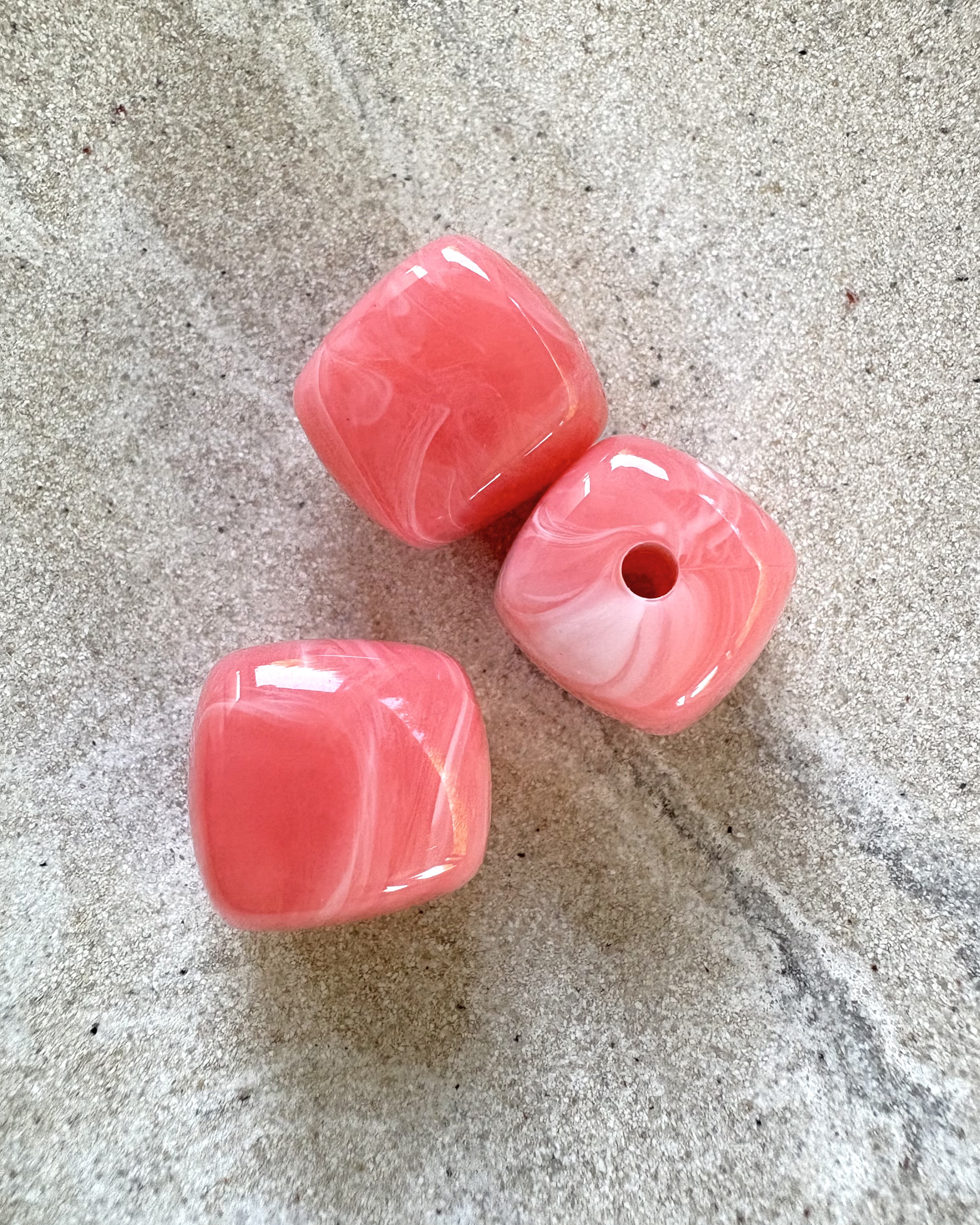 Perle carrée marbrée en acrylique - 17 mm
