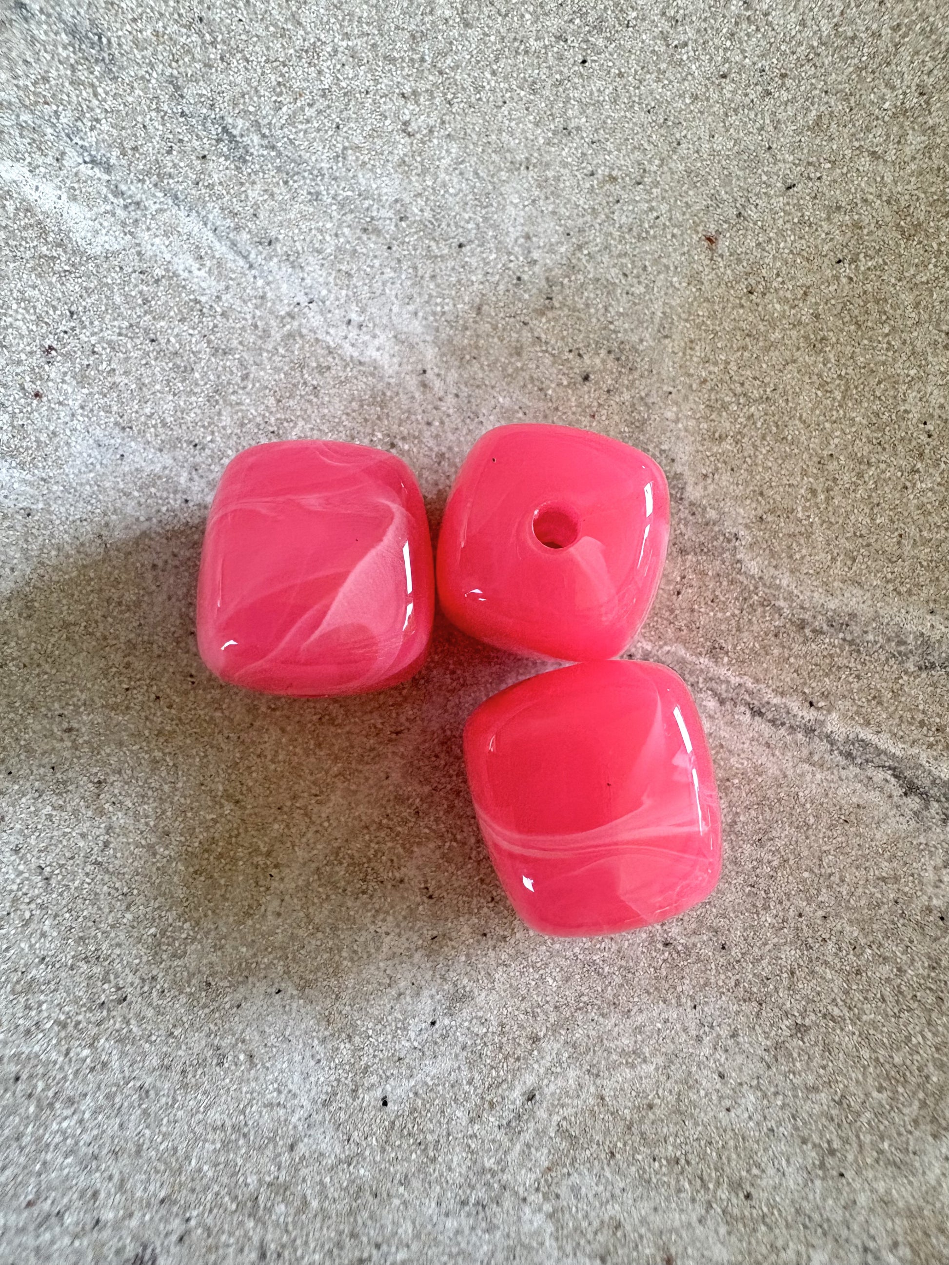 Perle carrée marbrée en acrylique - 17 mm