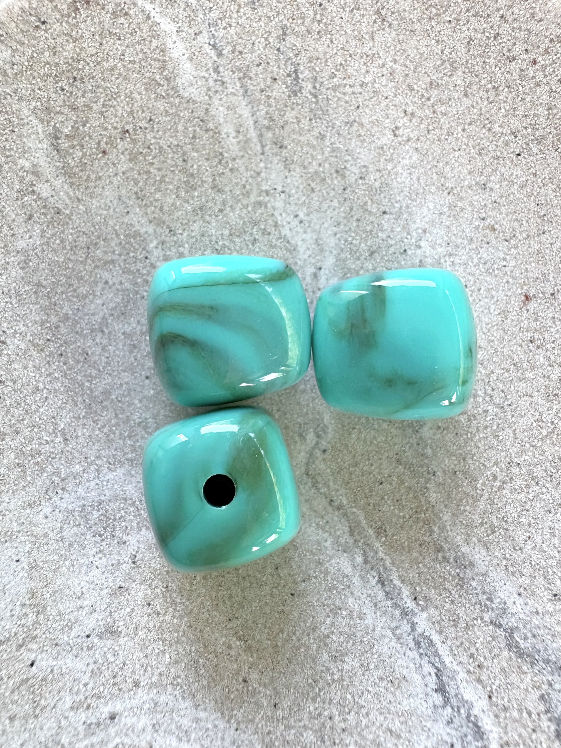 Perle carrée marbrée en acrylique - 17 mm