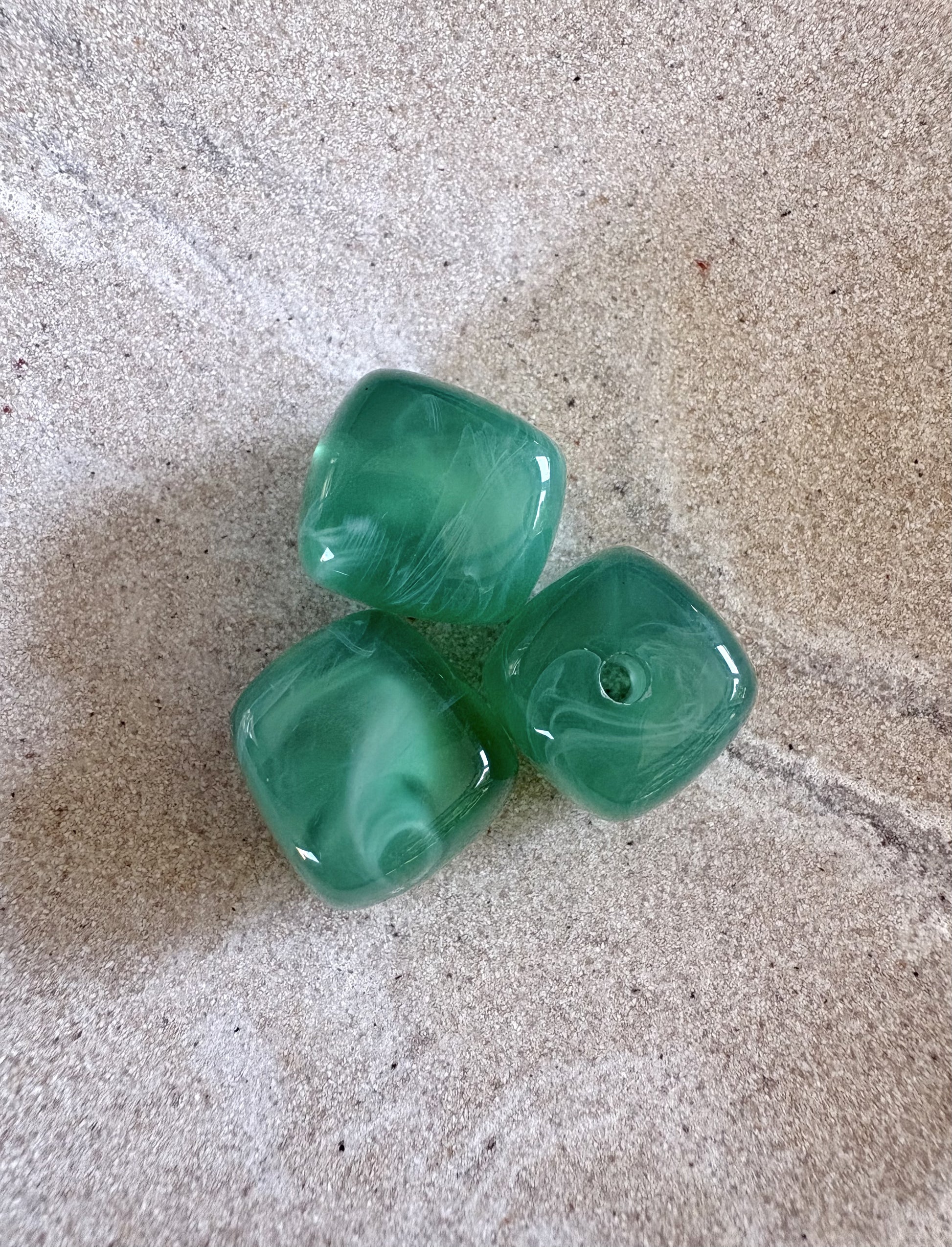 Perle carrée marbrée en acrylique - 17 mm