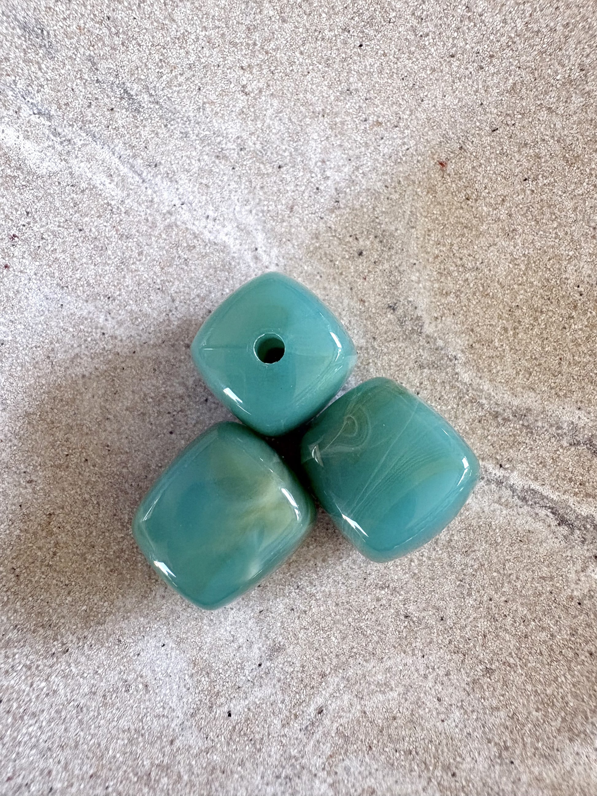 Perle carrée marbrée en acrylique - 17 mm