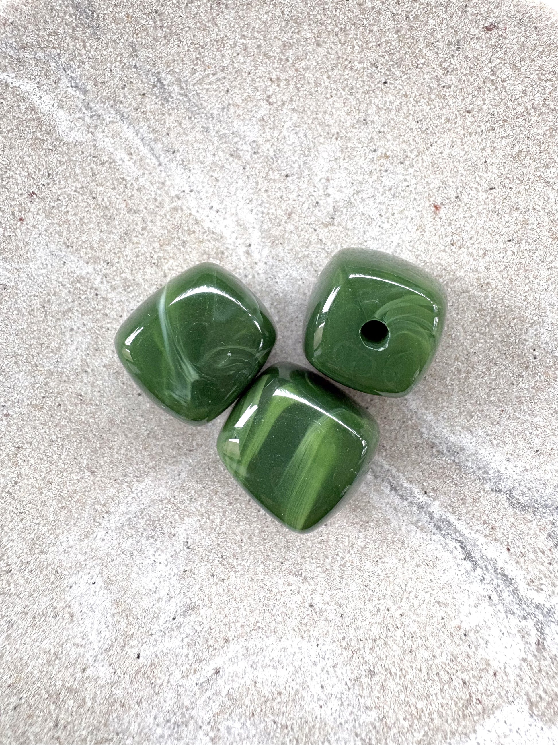 perlesetcreationbijoux - perles carrées marbrées en acrylique de 17 mm de différentes vertes