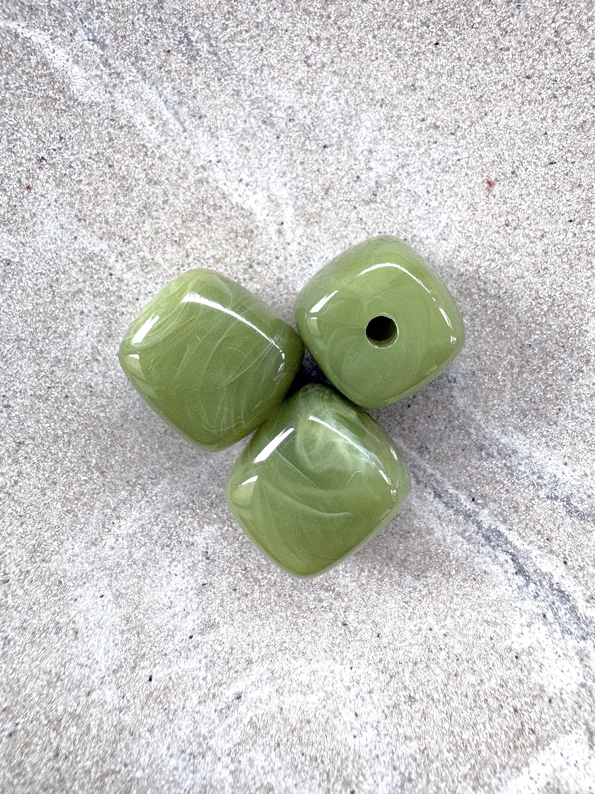 perlesetcreationbijoux - perles carrées marbrées en acrylique de 17 mm de différentes vertes