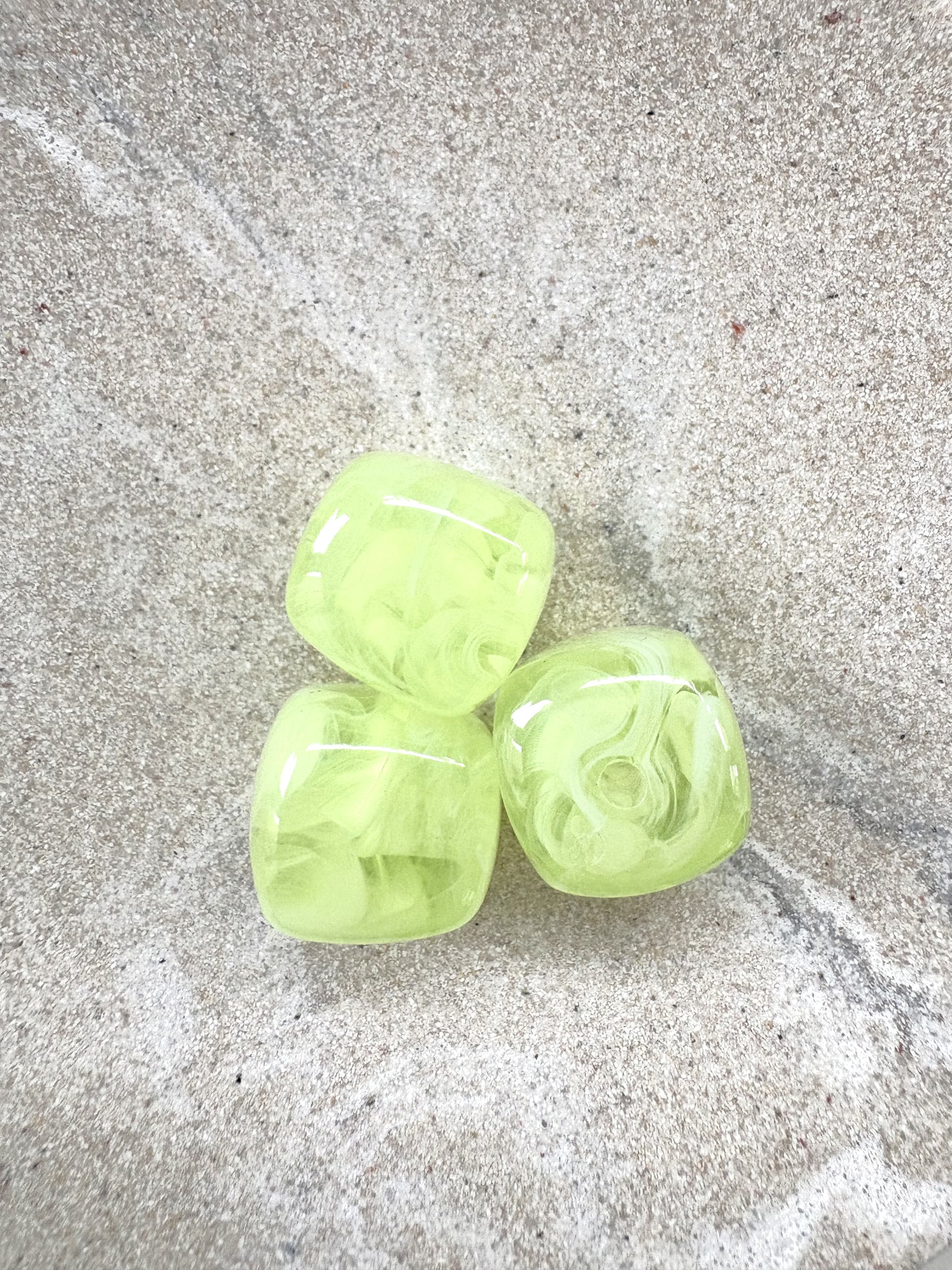 perlesetcreationbijoux - perles carrées marbrées en acrylique de 17 mm de différentes vertes