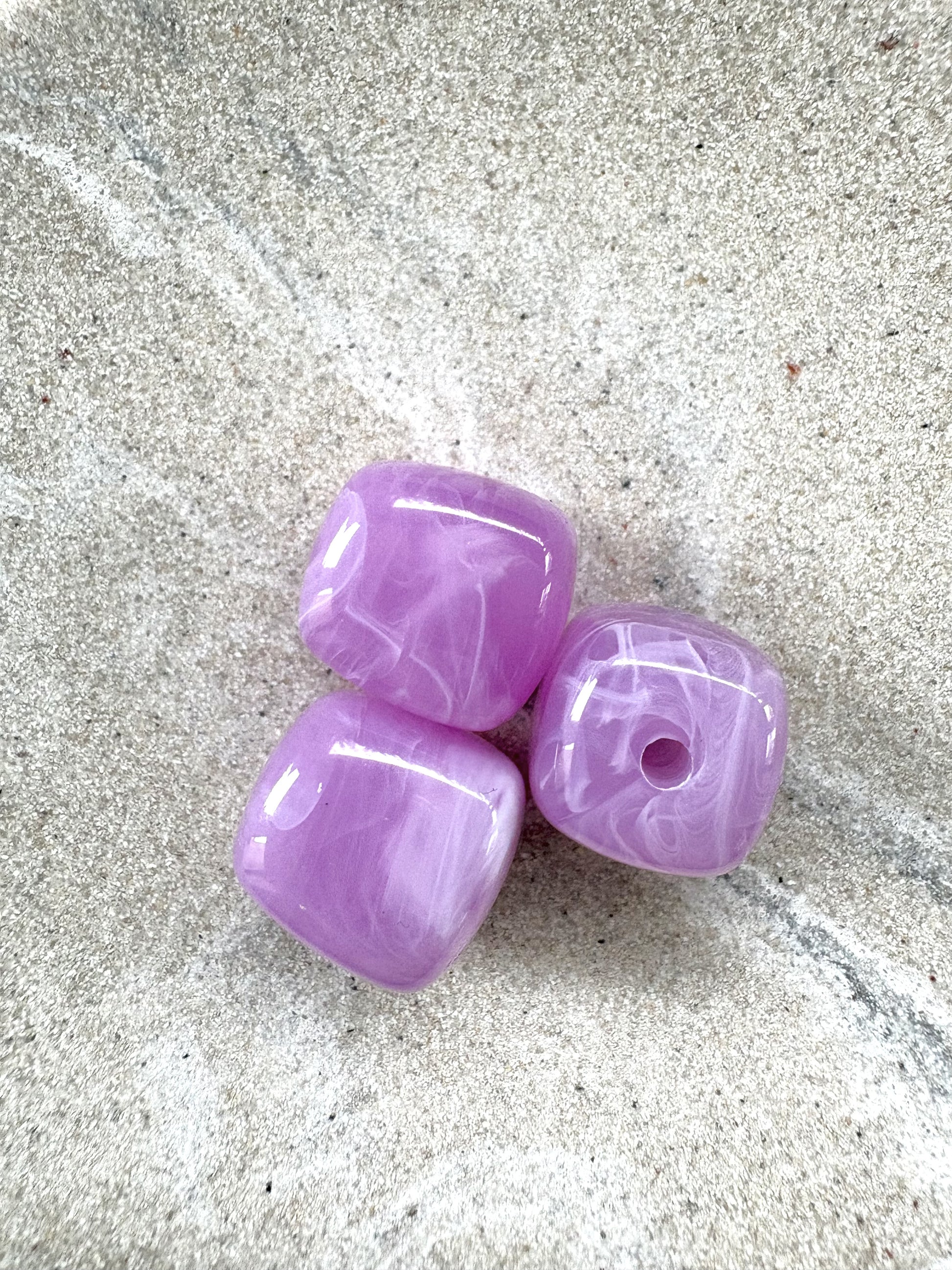 perlesetcreationbijoux - perles carrées marbrées en acrylique de 17 mm de différentes violettes