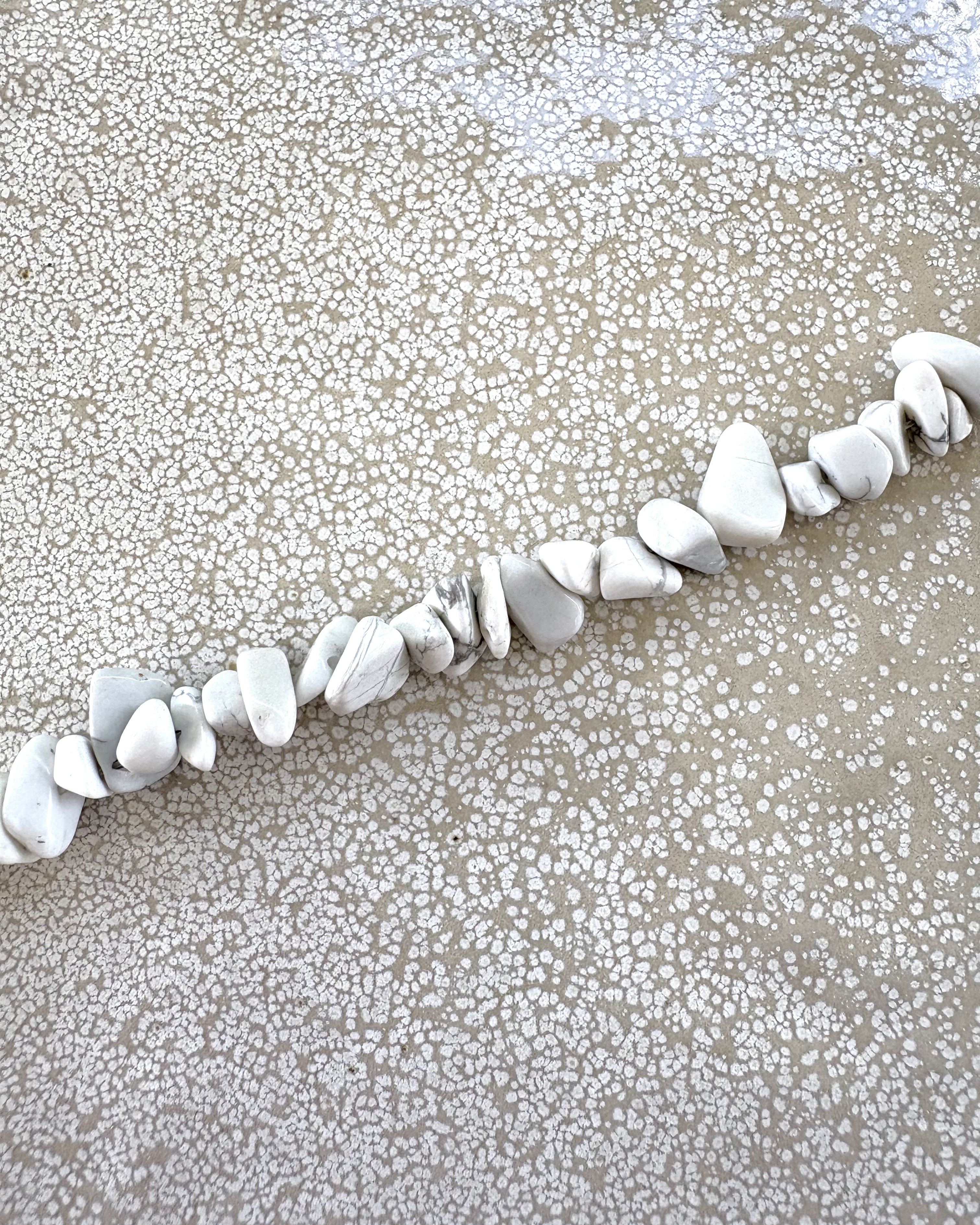 perlesetcreationbijoux - perles chips en howlite naturelle