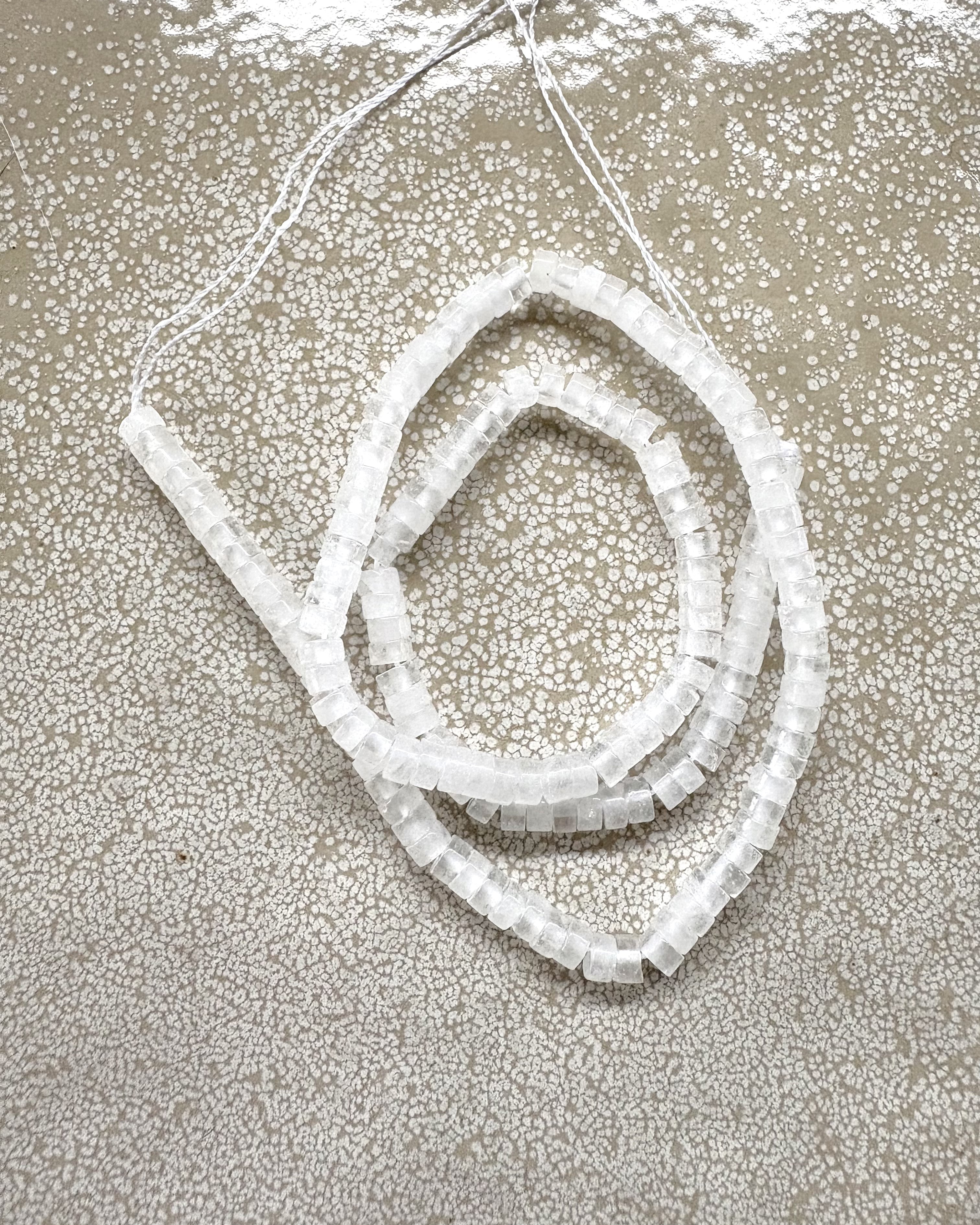 perlesetcreationbijoux - perles rondelles heishi en jade blanc naturel de 4x2 mm