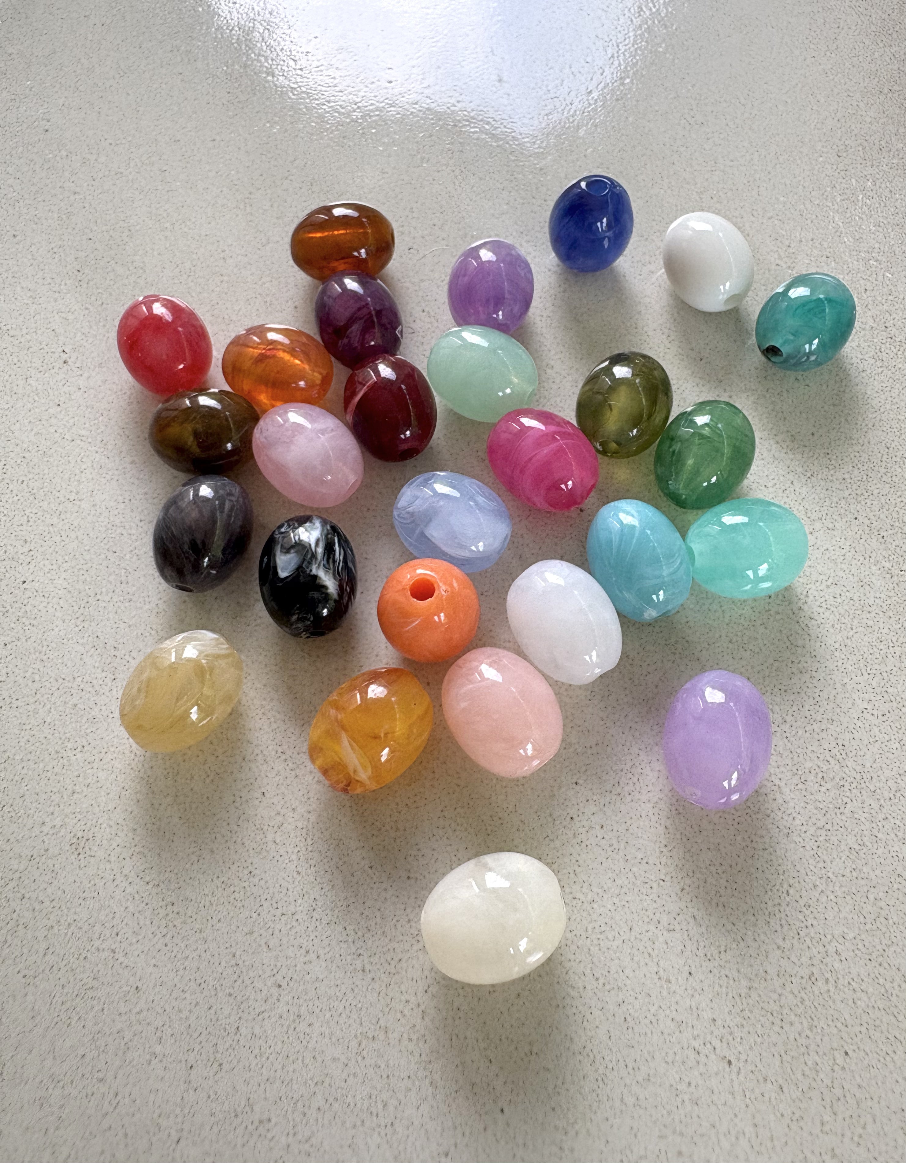 perlesetcreationbijoux - perles ovales en acrylique 13x10 mm de différentes couleurs