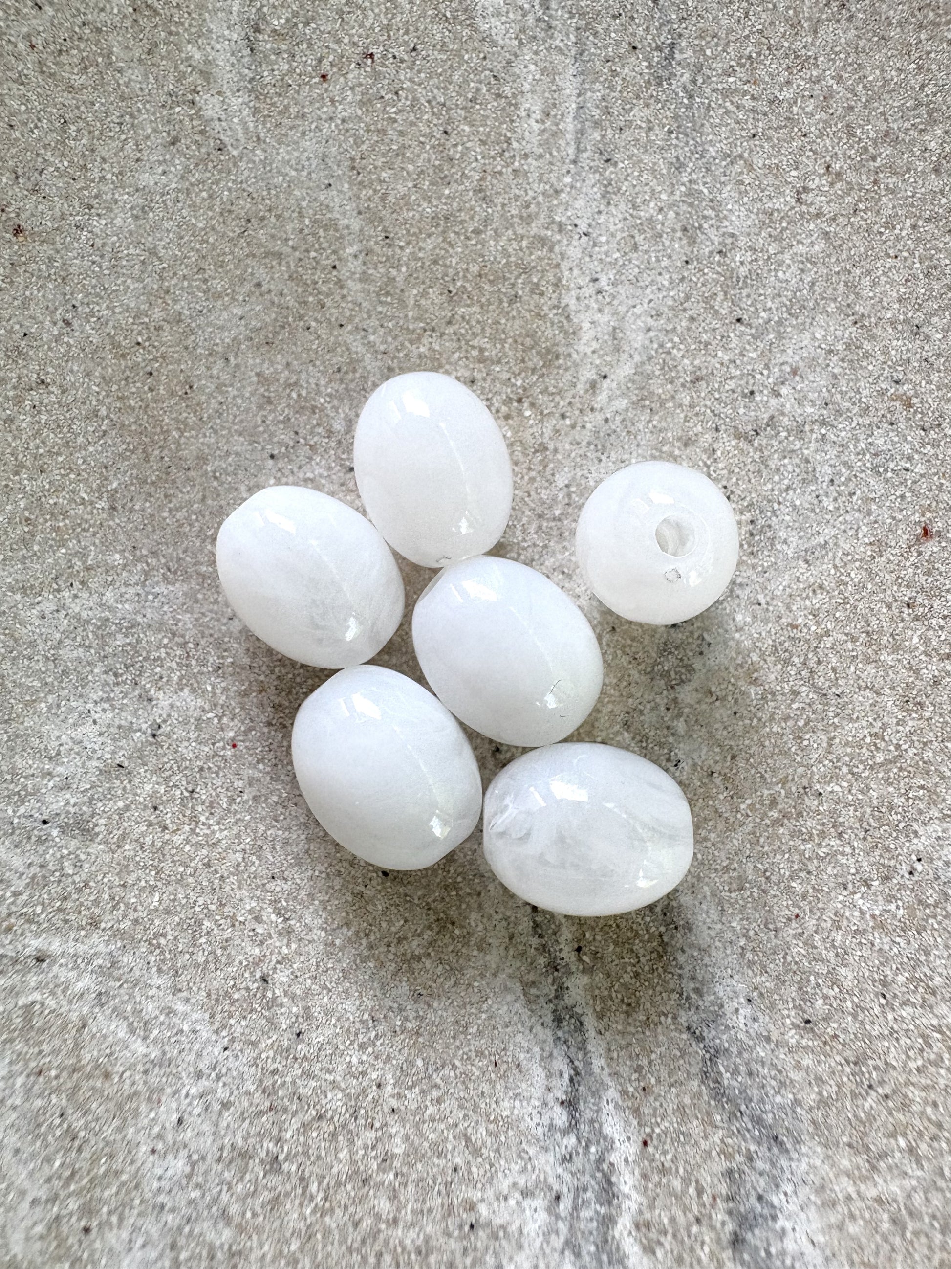 perlesetcreationbijoux - perles ovales en acrylique 13x10 mm blanc