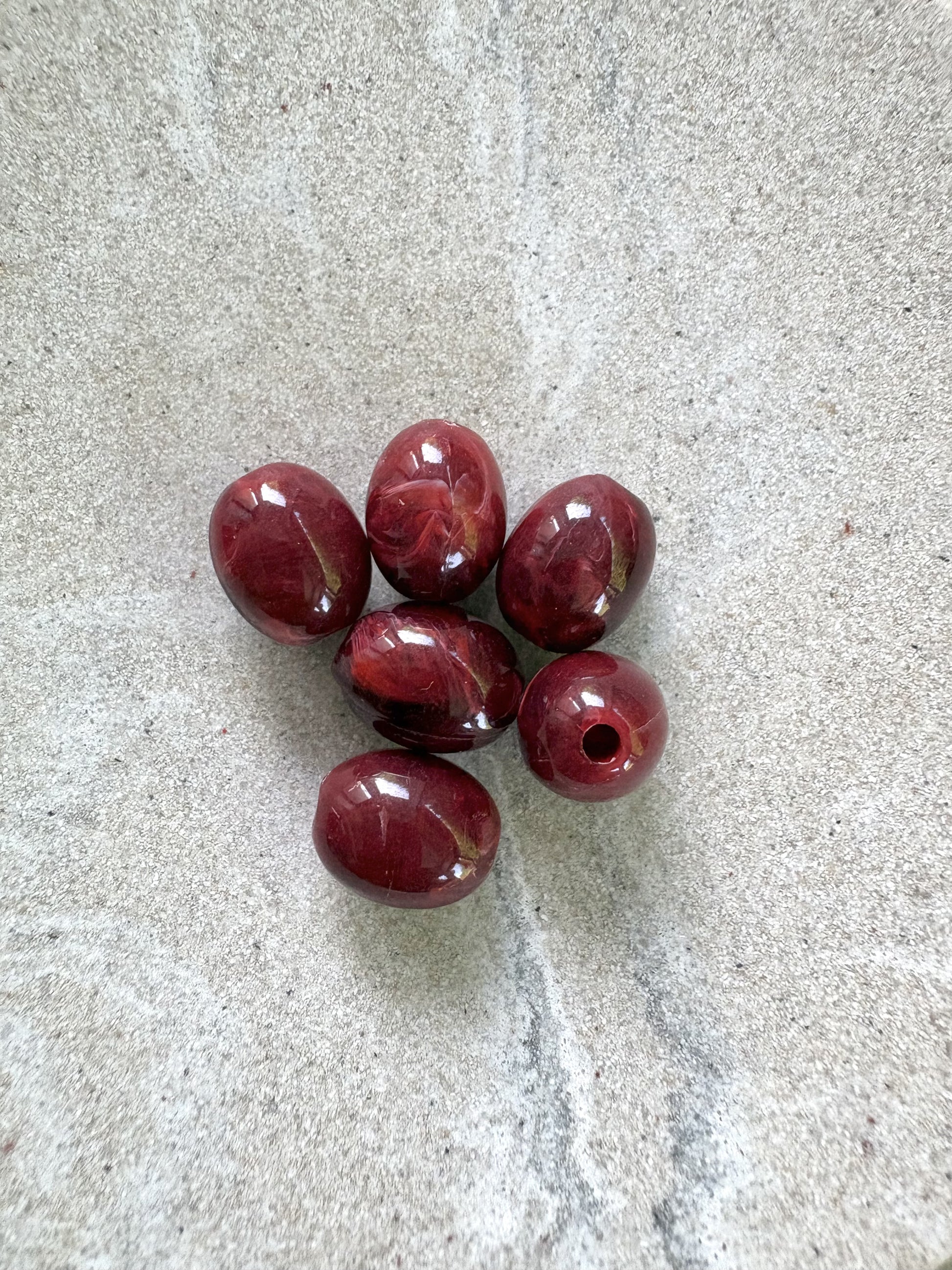 perlesetcreationbijoux - perles ovales en acrylique 13x10 mm bordeaux
