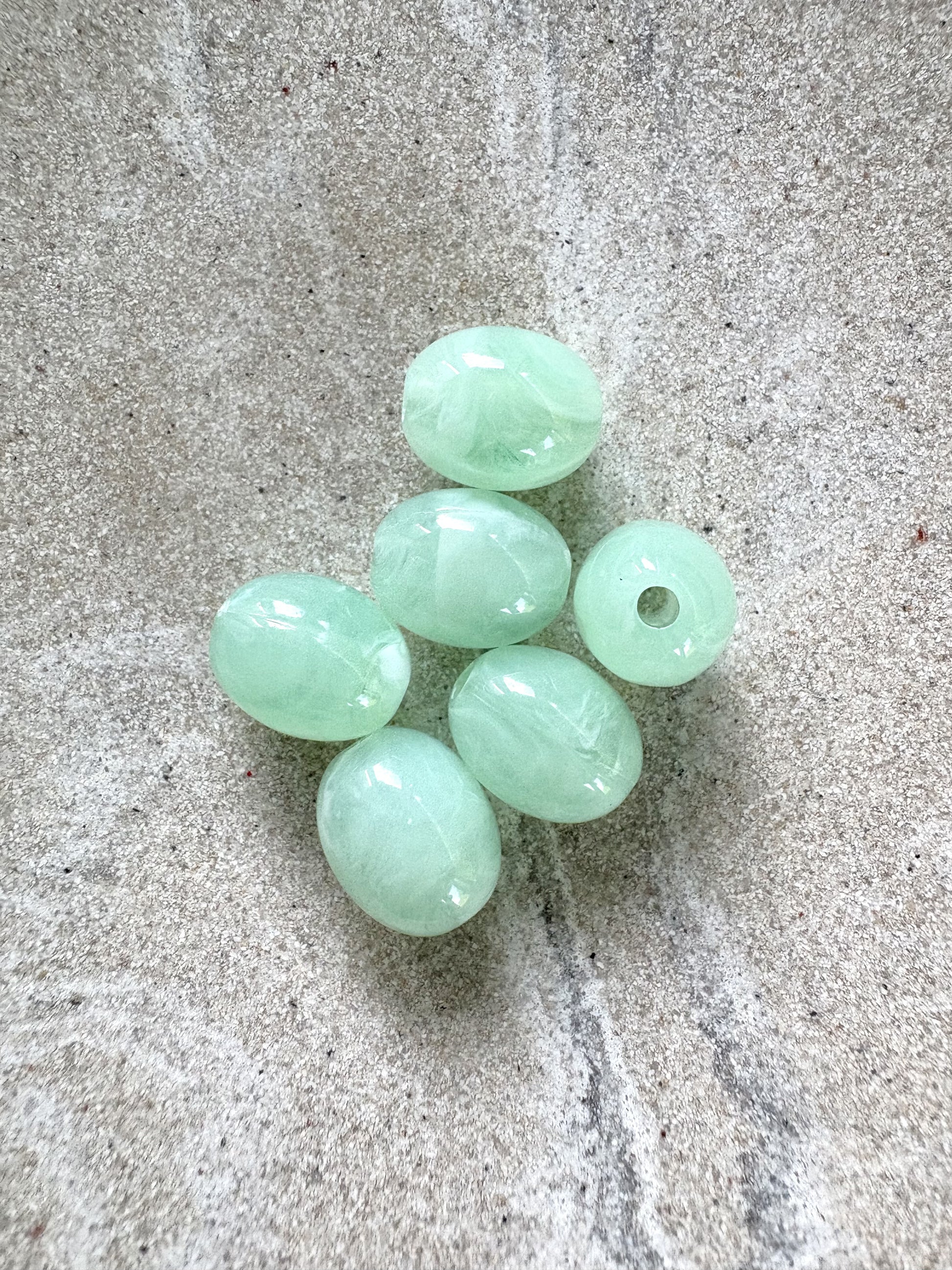 perlesetcreationbijoux - perles ovales en acrylique 13x10 mm vert 