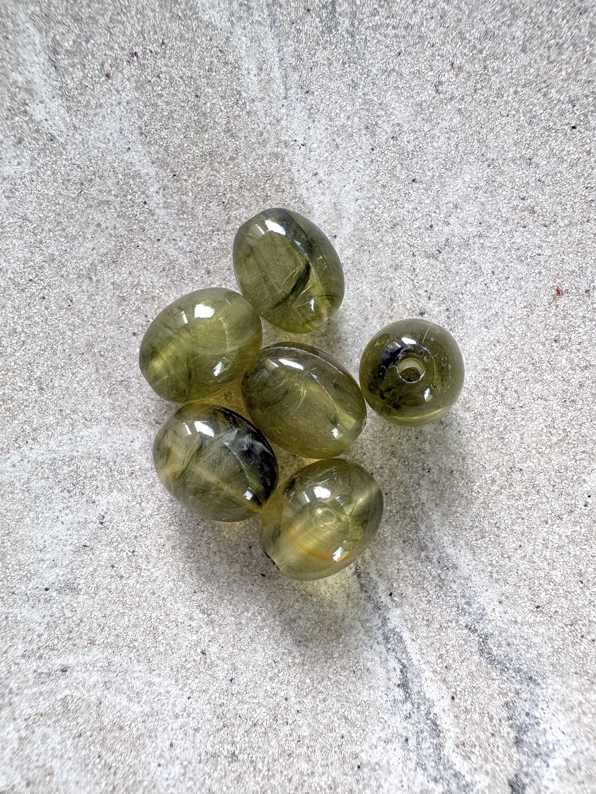 perlesetcreationbijoux - perles ovales en acrylique 13x10 mm vert kaki