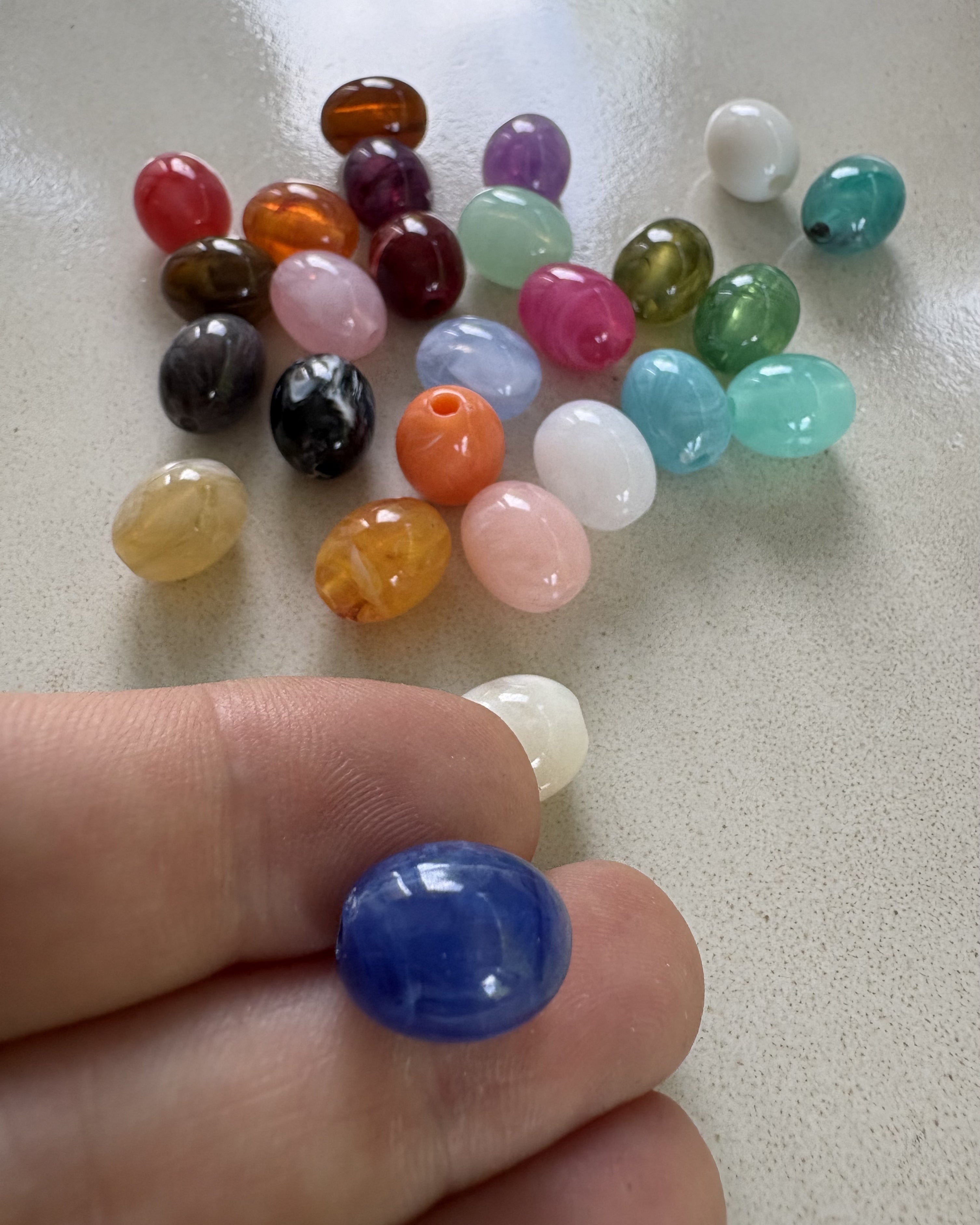 perlesetcreationbijoux - perles ovales en acrylique 13x10 mm de différentes couleurs
