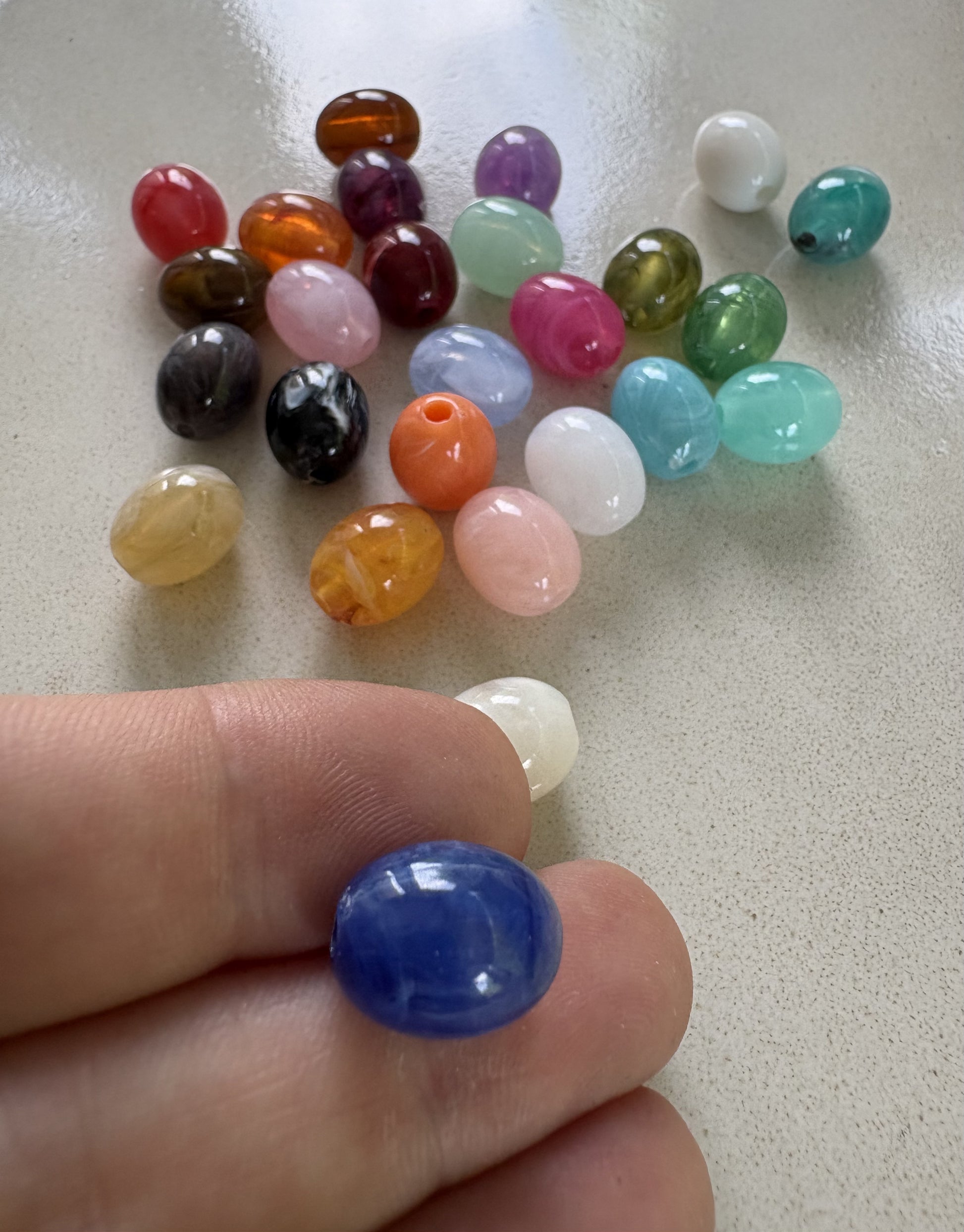 perlesetcreationbijoux - perles ovales en acrylique 13x10 mm de différentes couleurs