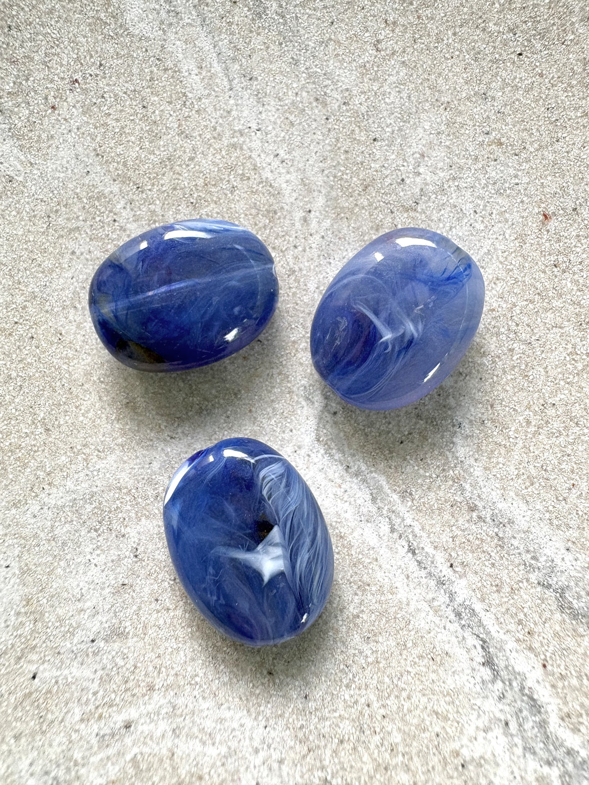 perlesetcreationbijoux - perle ovale marbrée en acrylique de 19x15 mm bleu marine