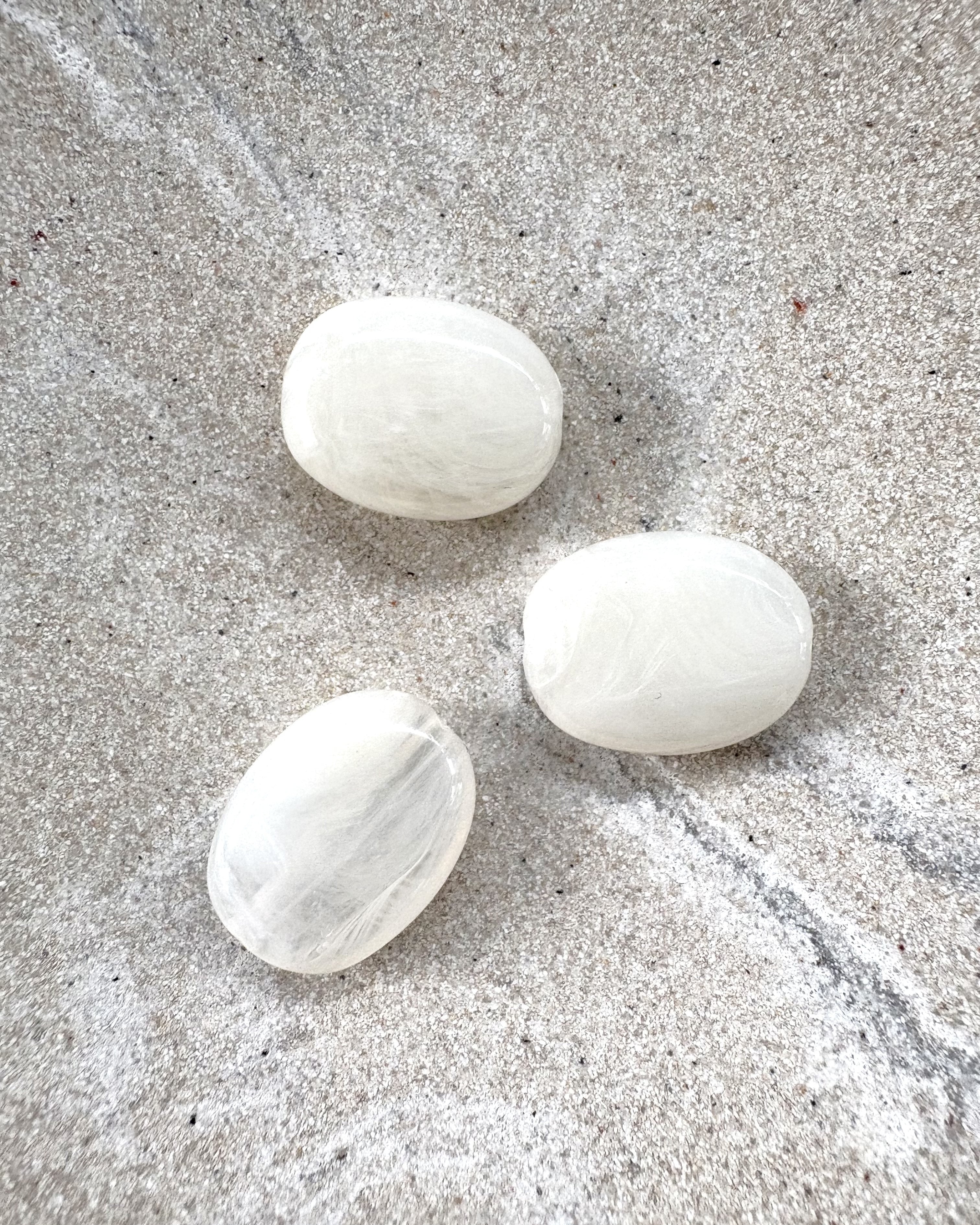 perlesetcreationbijoux - perles ovales marbrées en acrylique de 19x15 mm blanches