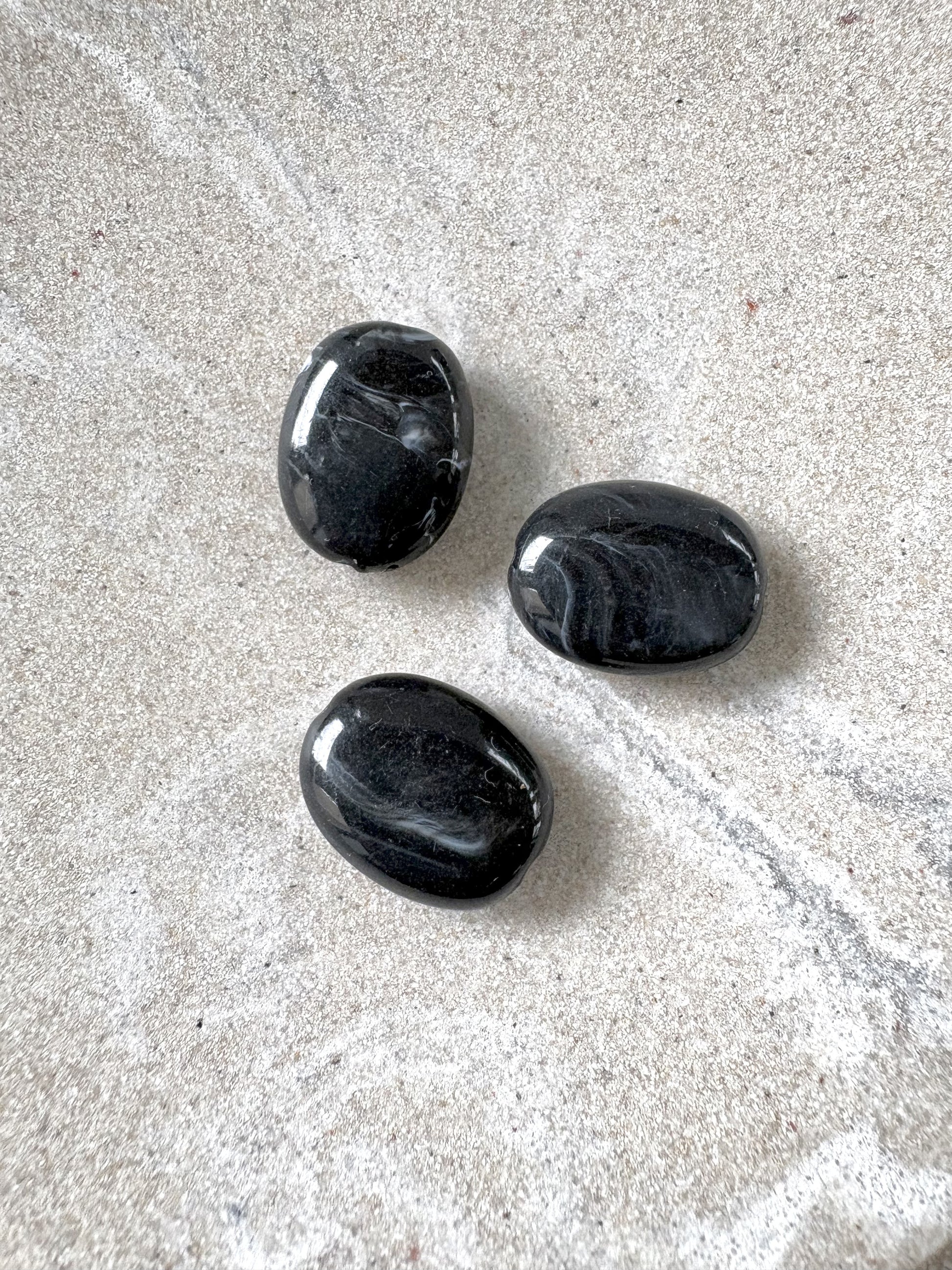 perlesetcreationbijoux - perles ovales marbrées en acrylique de 19x15 mm noires