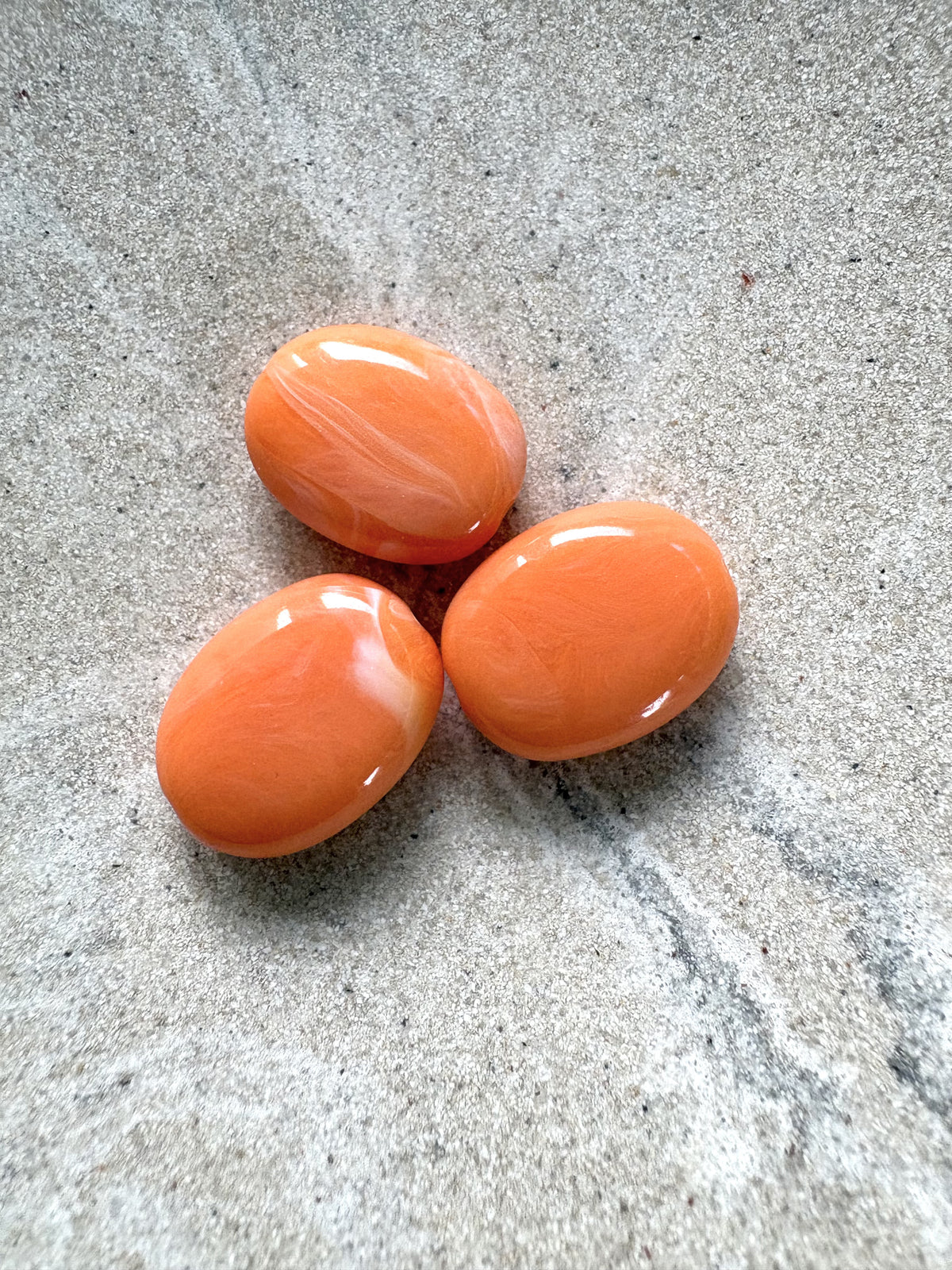 perlesetcreationbijoux - perle ovale marbrée en acrylique de 19x15 mm orange