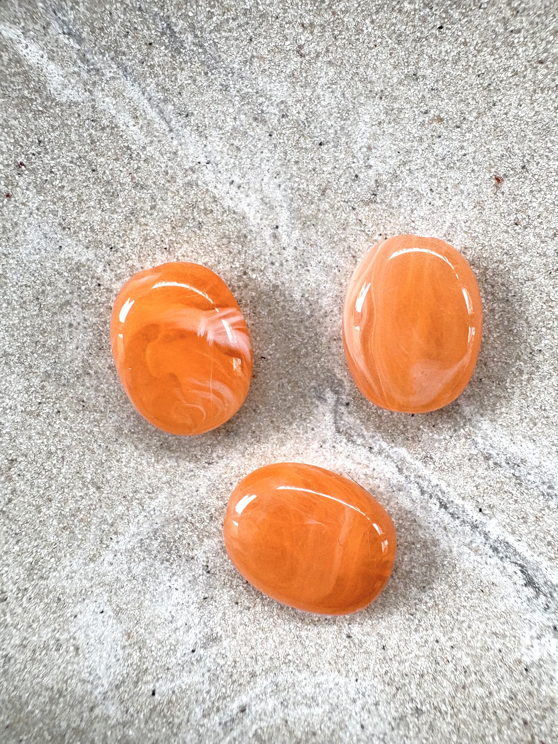 perlesetcreationbijoux - perles ovales marbrées en acrylique de 19x15 mm oranges