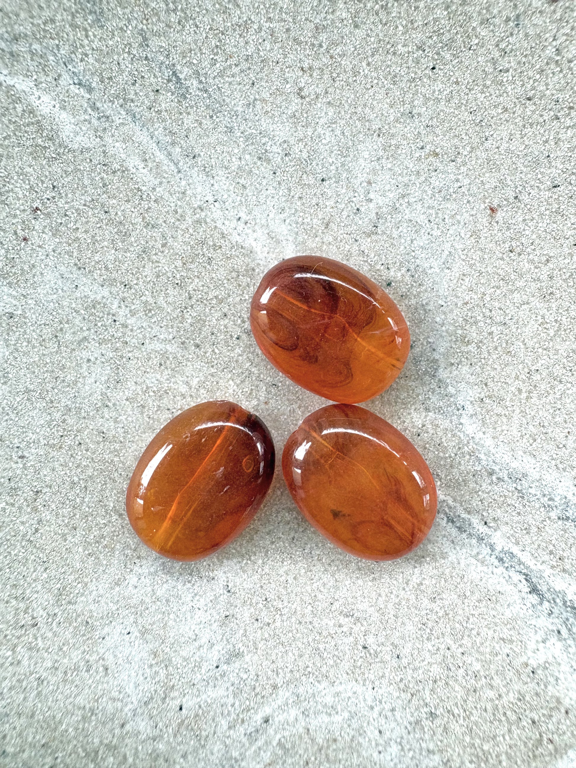 perlesetcreationbijoux - perles ovales marbrées en acrylique de 19x15 mm oranges