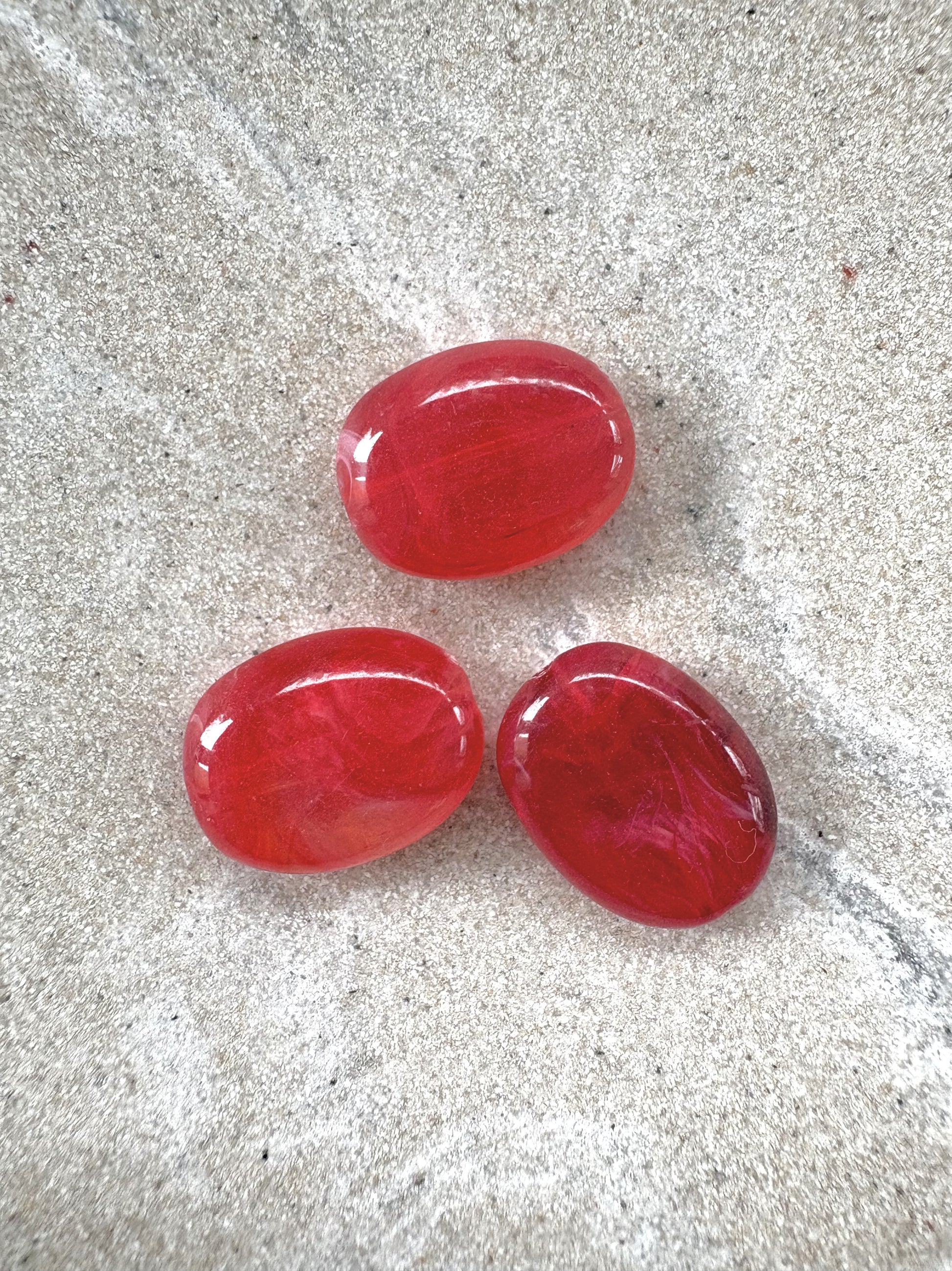 perlesetcreationbijoux - perles ovales marbrées en acrylique de 19x15 mm rouges