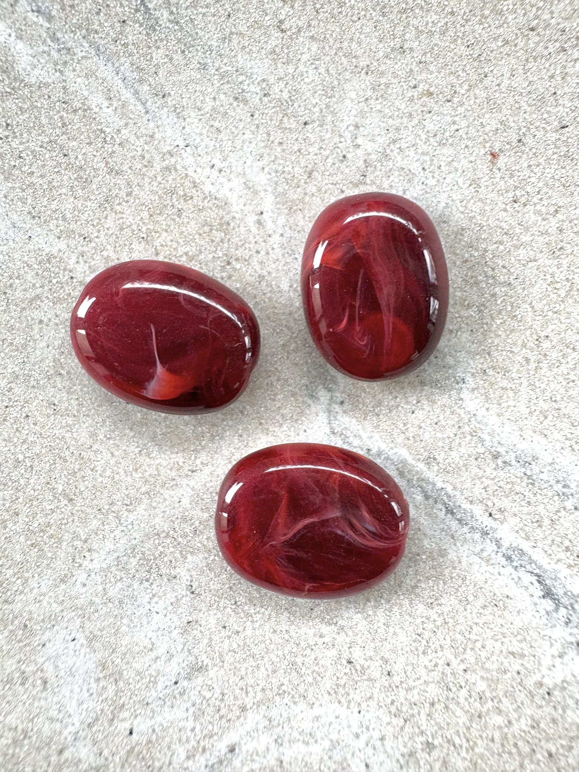 perlesetcreationbijoux - perles ovales marbrées en acrylique de 19x15 mm bordeaux