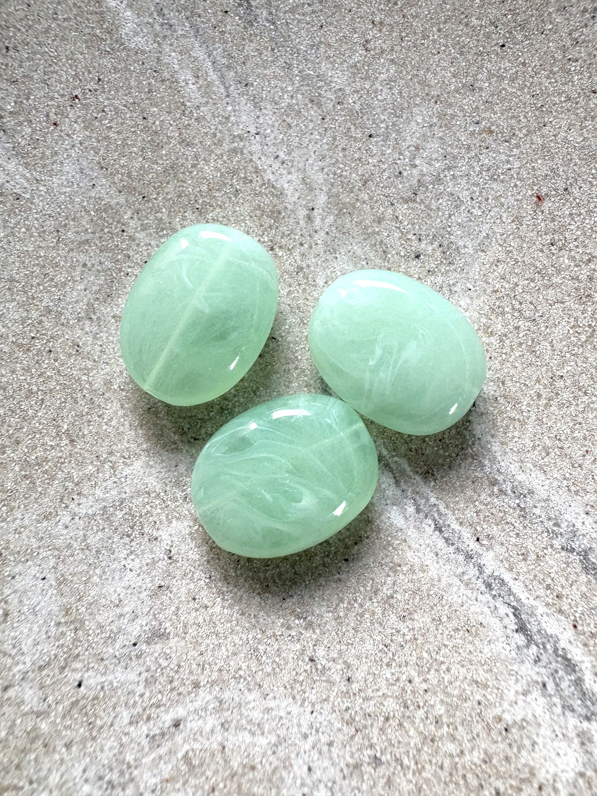 perlesetcreationbijoux - perle ovale marbrée en acrylique de 19x15 mm vert pâle