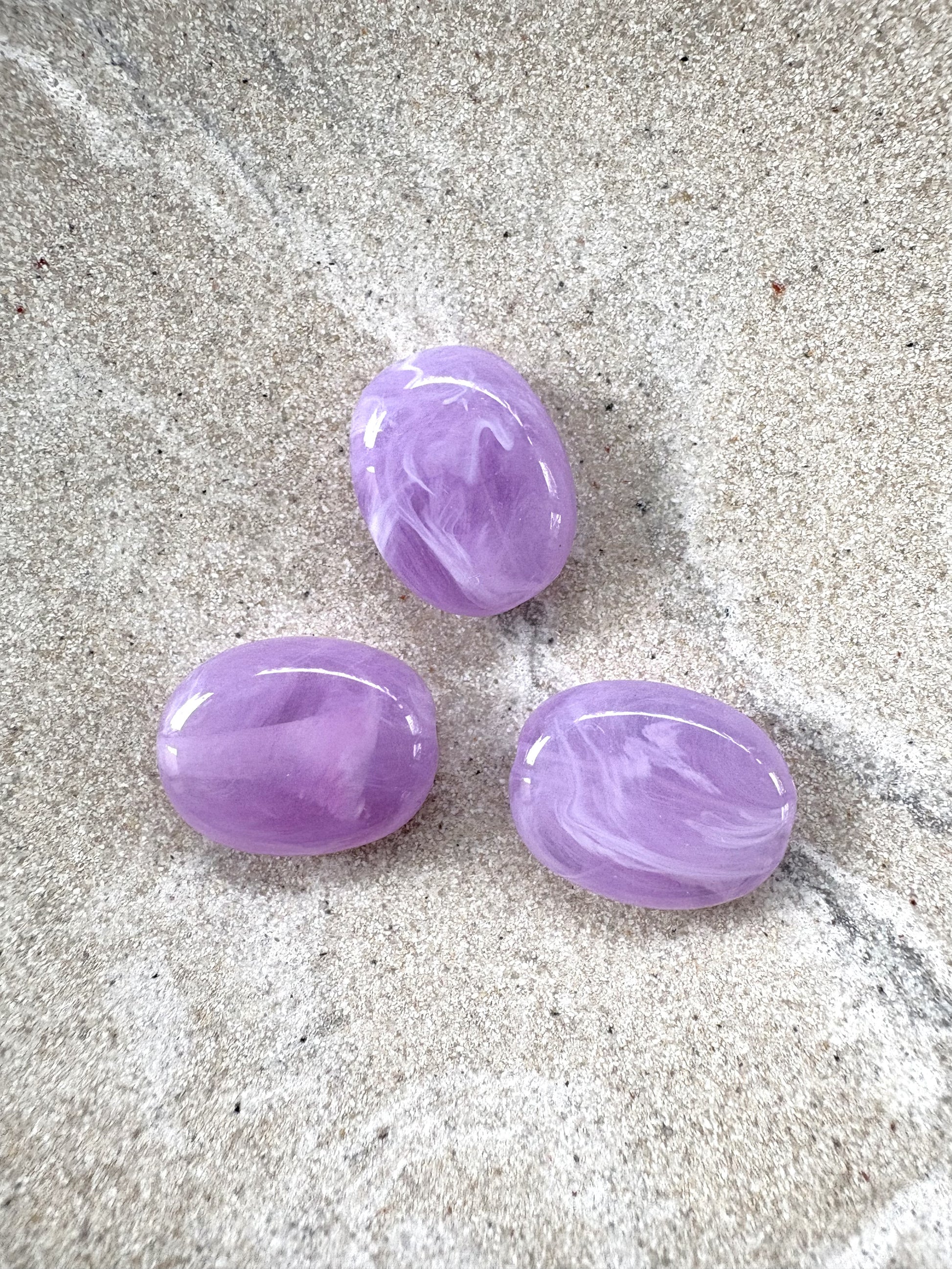 perlesetcreationbijoux - perles ovales marbrées en acrylique de 19x15 mm violettes