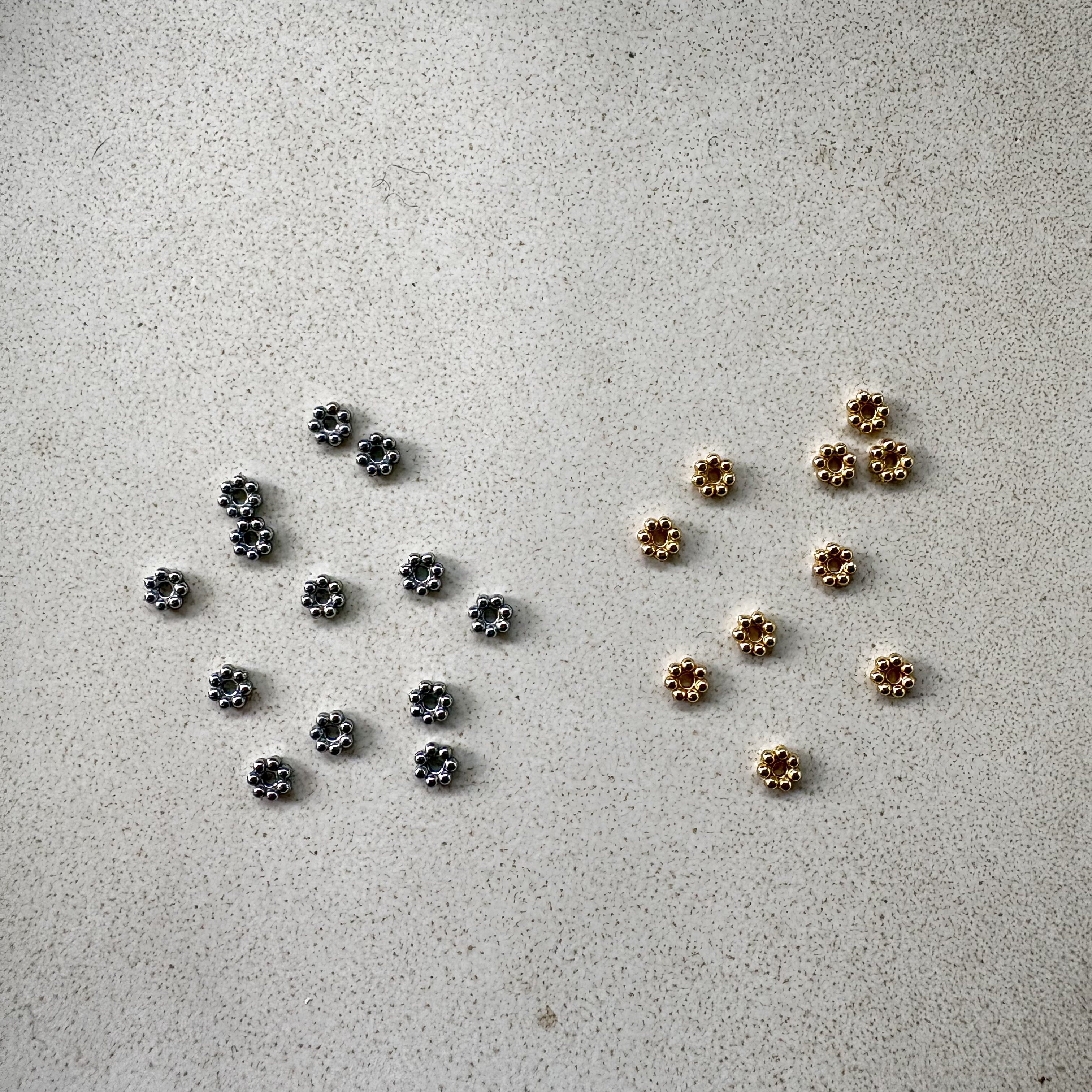 perlesetcreationbijoux - perles rondelles fleur en acier inoxydable argenté et doré de 4 mm