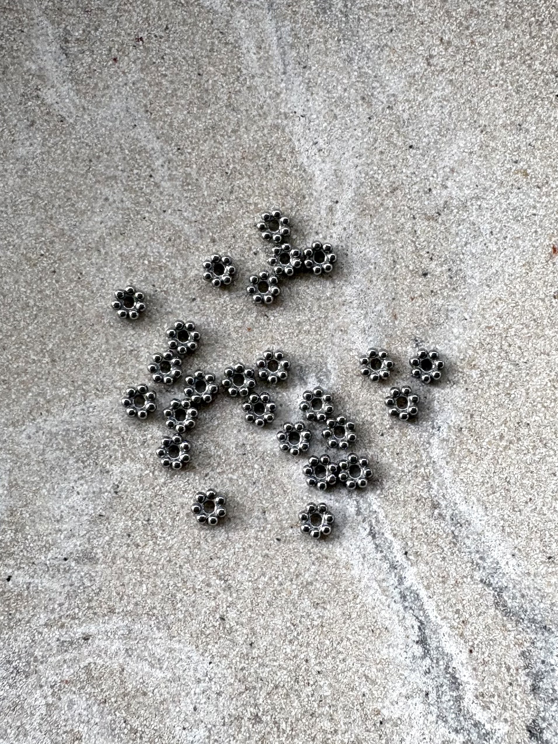 perlesetcreationbijoux - perles rondelles fleur en acier inoxydable argenté de 4 mm