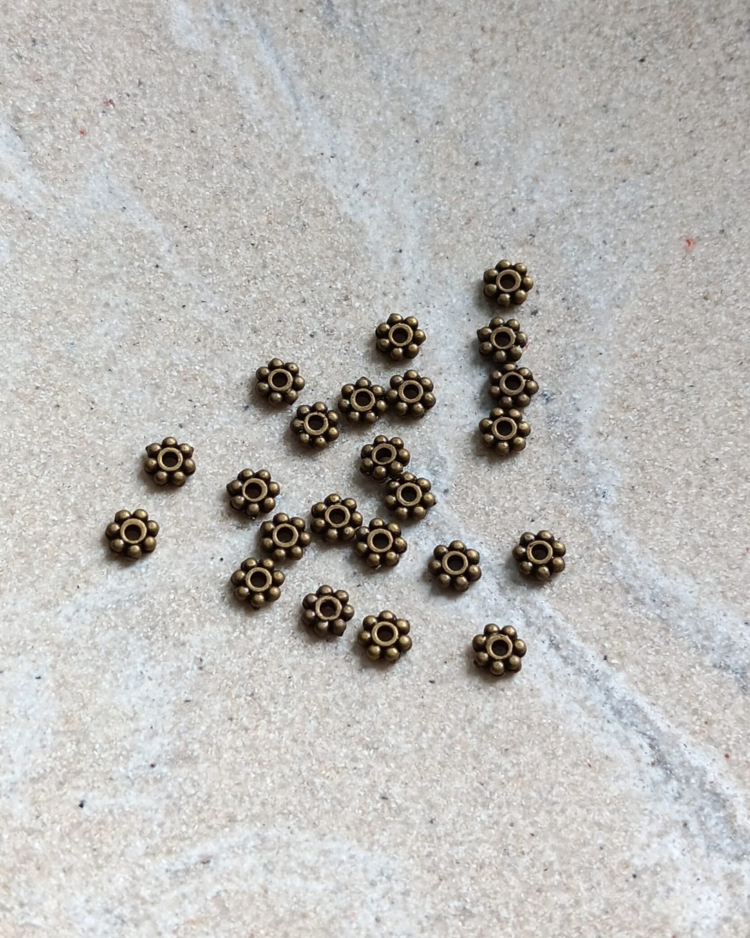 Perles rondelles fleur bronze - 4mm x50