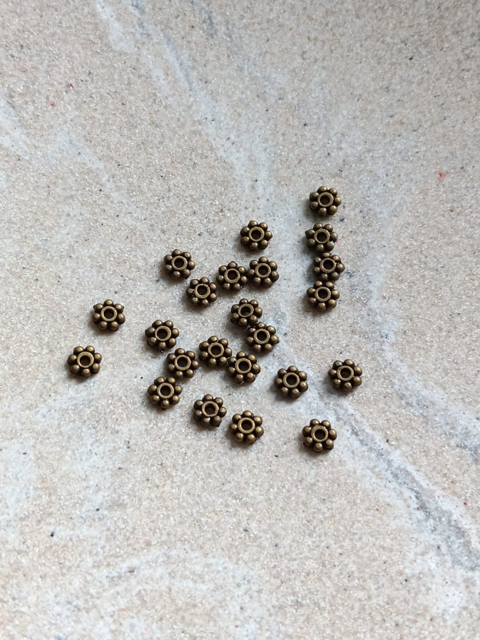 Perles rondelles fleur bronze - 4mm x50