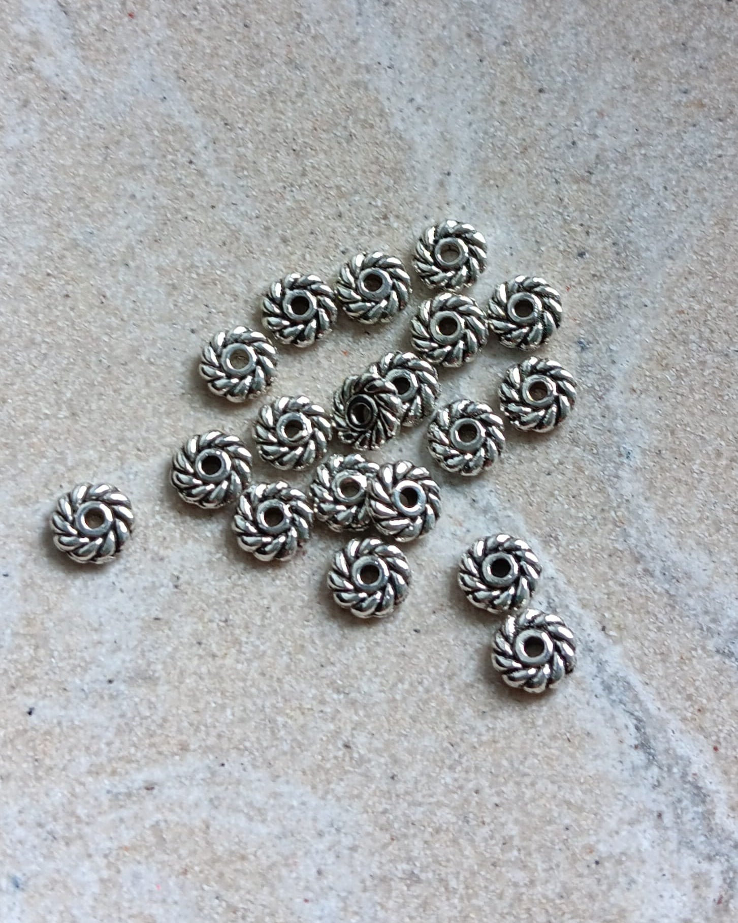 Perles rondelles fleur en métal argenté - 6mm x20