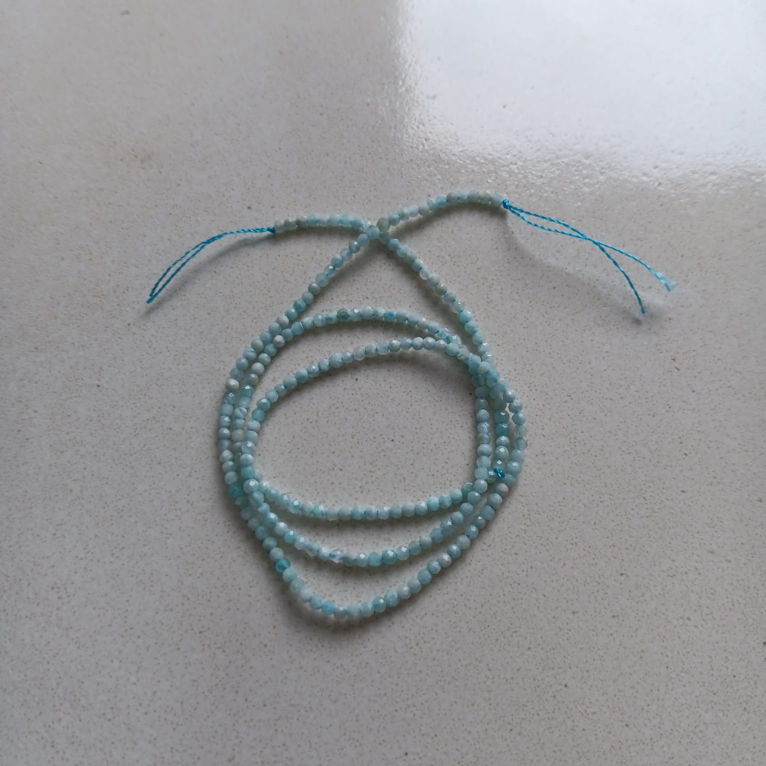 perlesetcreationbijoux-perles-rondes-facettes-amazonite-2mm-fil