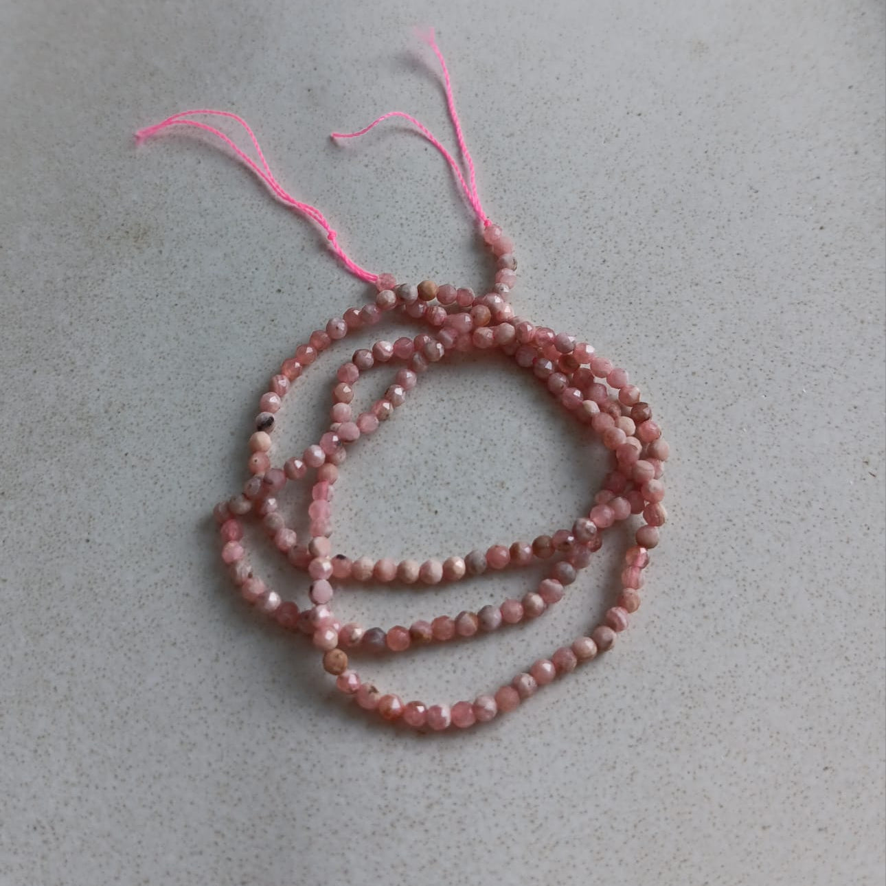 perlesetcreationbijoux-perles-rondes-facettes-rhodochrosite-2mm-fil