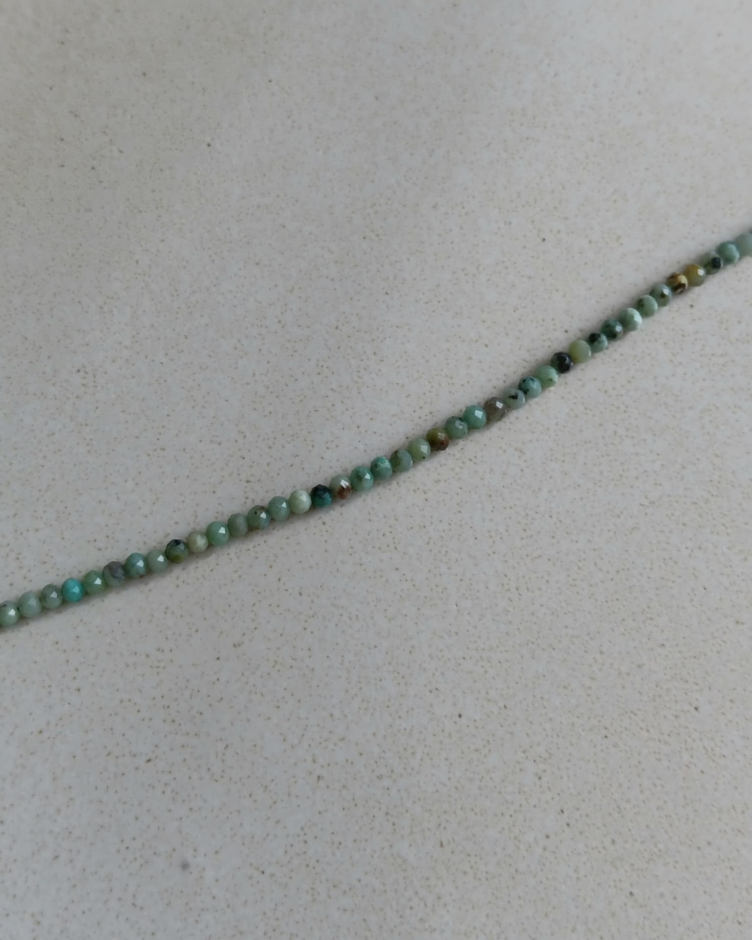 Perles rondes facettées turquoise africaine (jaspe) - 2 mm