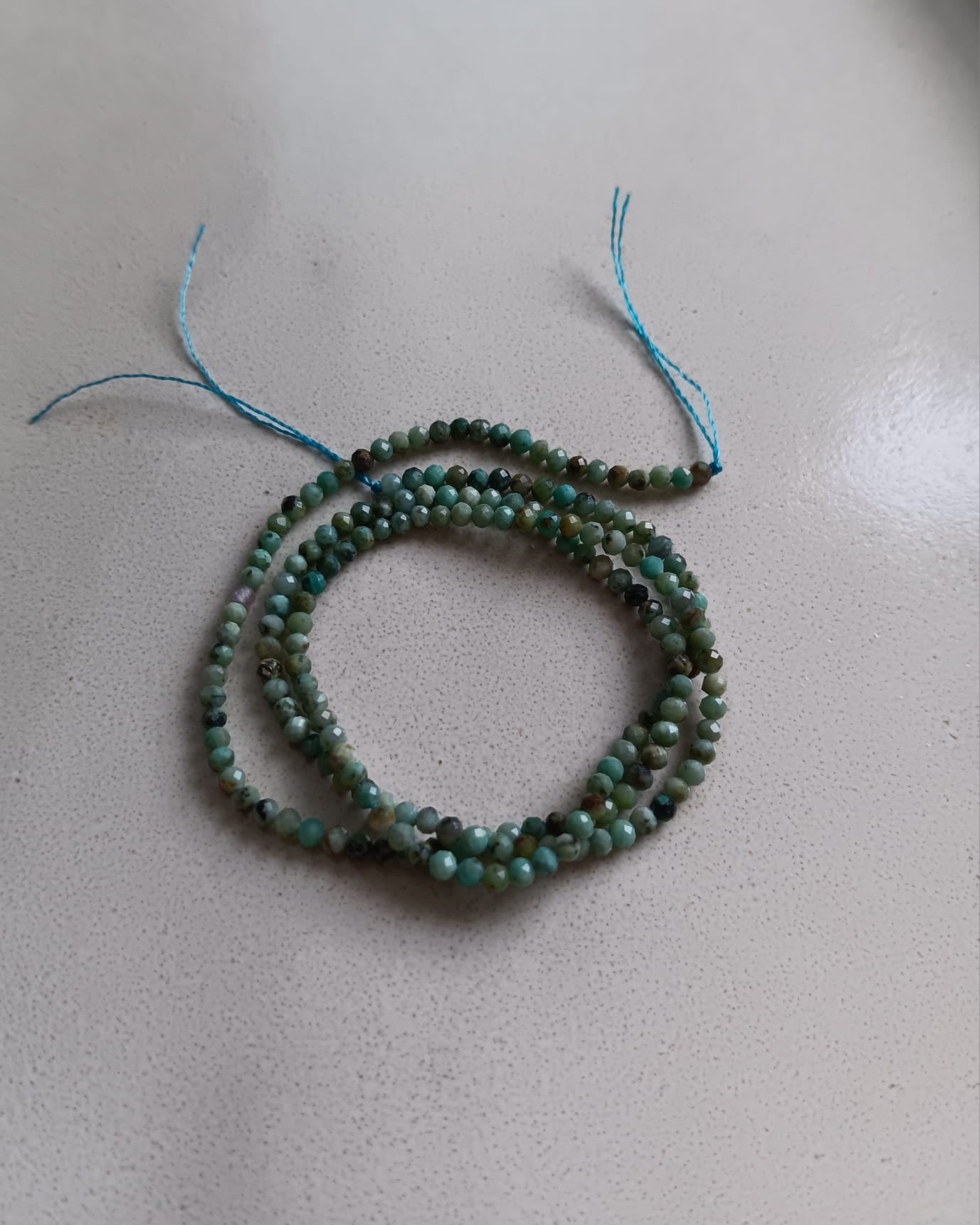 perlesetcreationbijoux-perles-rondes-facettes-turquoise-africaine-2mm-fil
