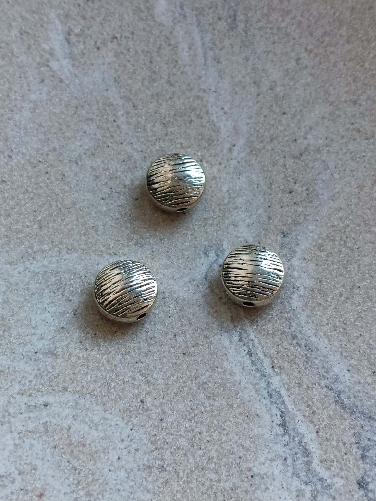perlesetcreationbijoux-perles-rondes-plates-rayees-metal-argente-10mm