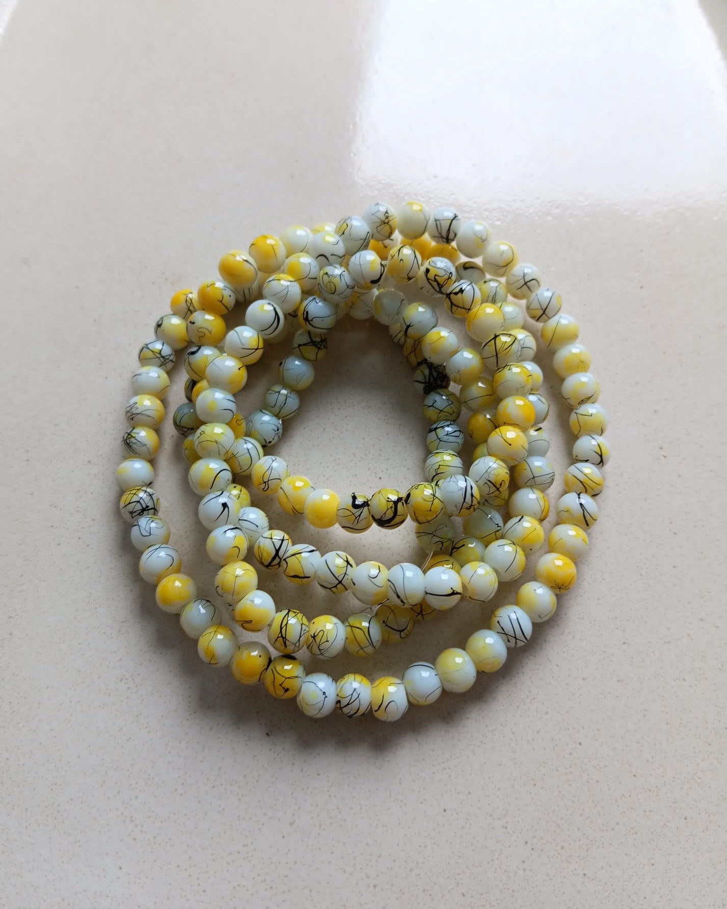 perlesetcreationbijoux-perles-rondes-tricolores-6mm-jaune-fil