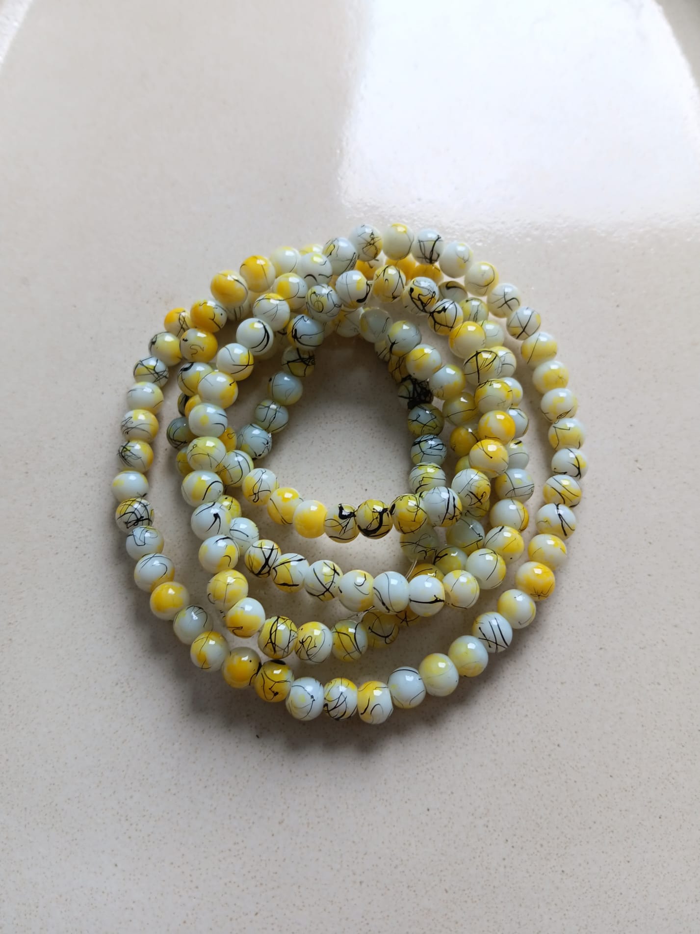 perlesetcreationbijoux-perles-rondes-tricolores-6mm-jaune-fil