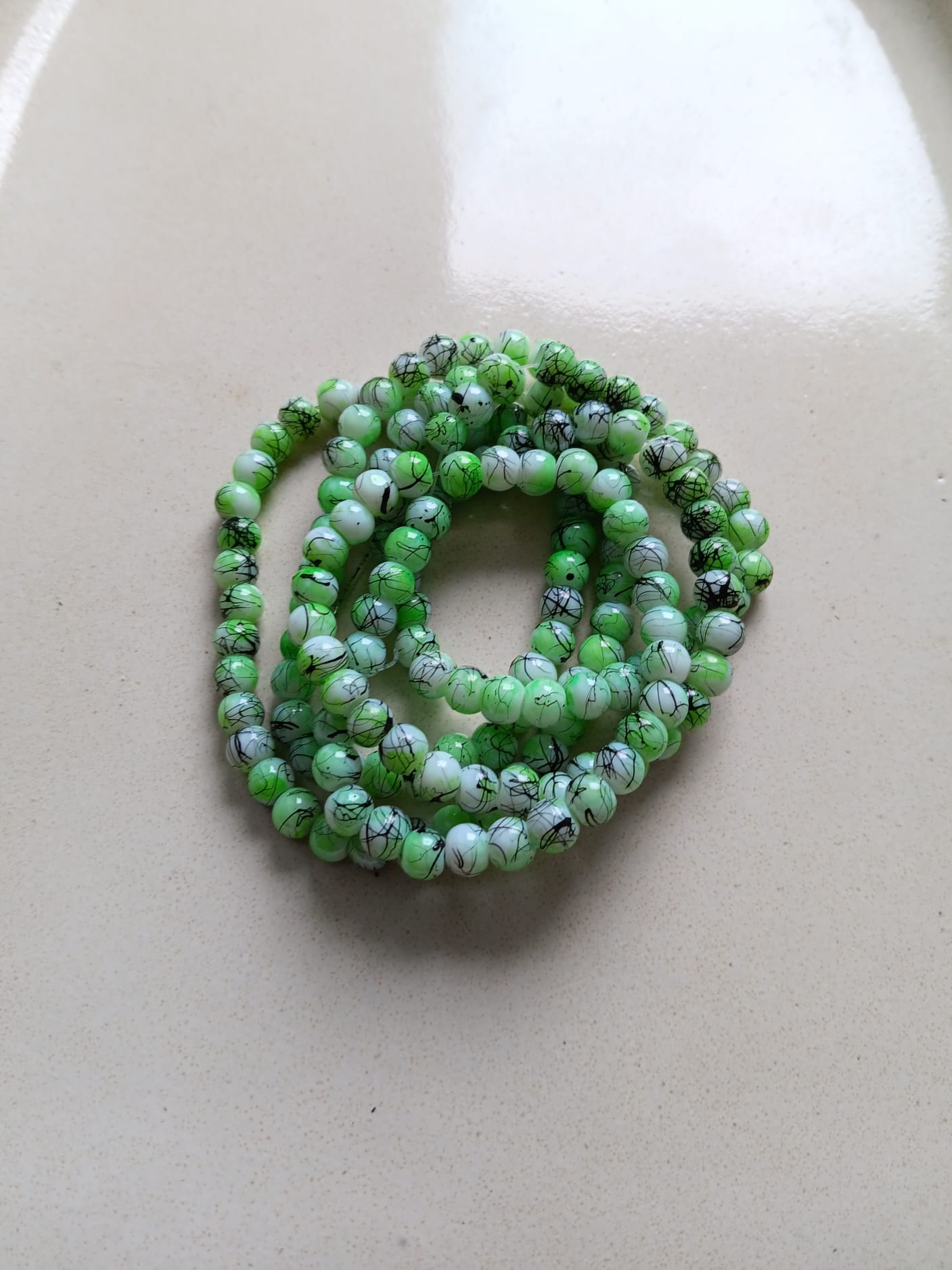 perlesetcreationbijoux-perles-rondes-tricolores-6mm-vert-pale-fil