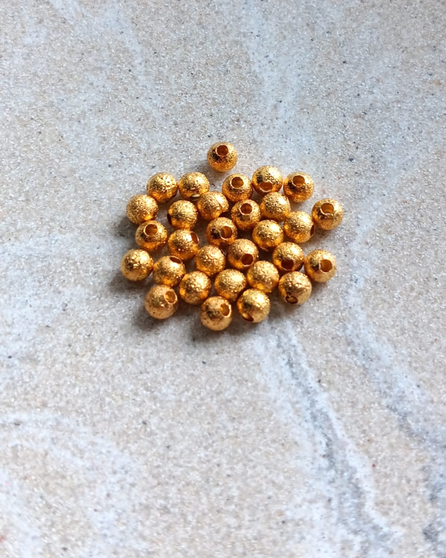 Perles rondes scintillantes en laiton - 4mm x30