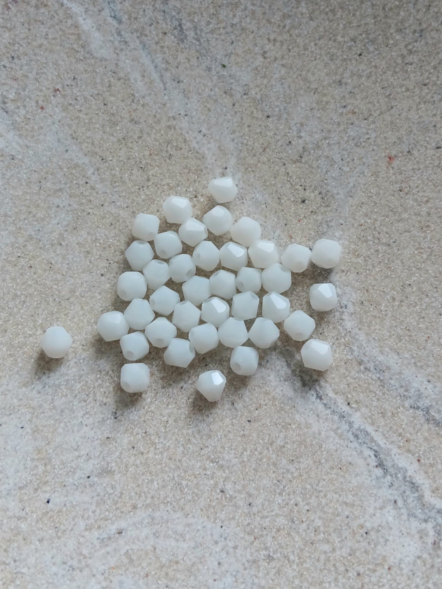 perlesetcreationbijoux-perles-toupies-verre-4mm-blanc