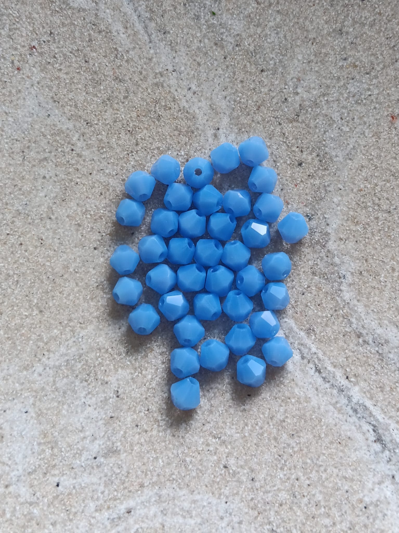 perlesetcreationbijoux-perles-toupies-verre-4mm-bleu